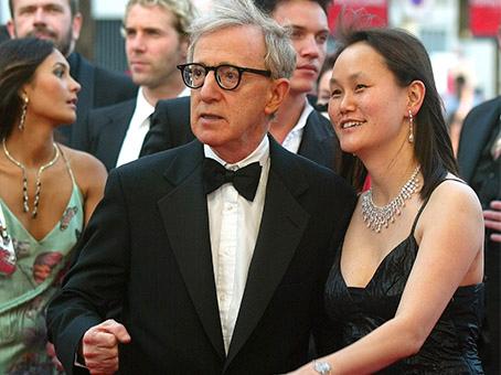 I HBO-dokumentären ”Allen vs Farrow” Woody Allen, 85 år, tillsammans med sin fru Soon-Yi, 50 år, som är adoptivdotter till hans exflickvän Mia Farrow.