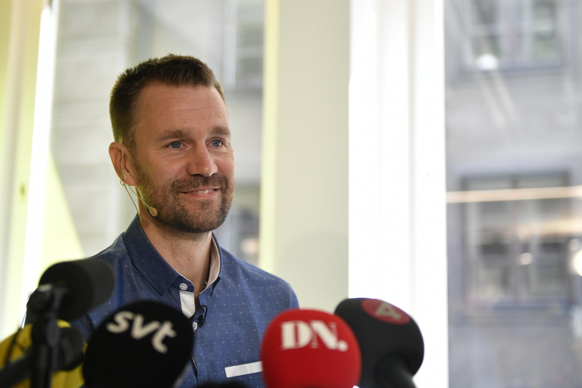 Johan Gustafsson under en pressträff efter hemkomsten till Sverige i fjol. Arkivbild