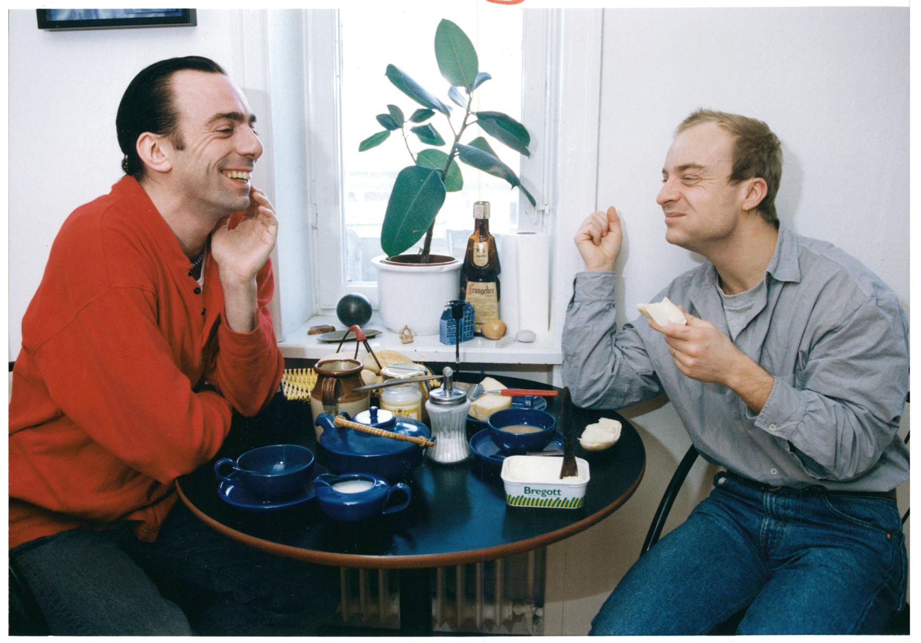 Rikard Wolff tillsammans med vännen Jonas Gardell 1992