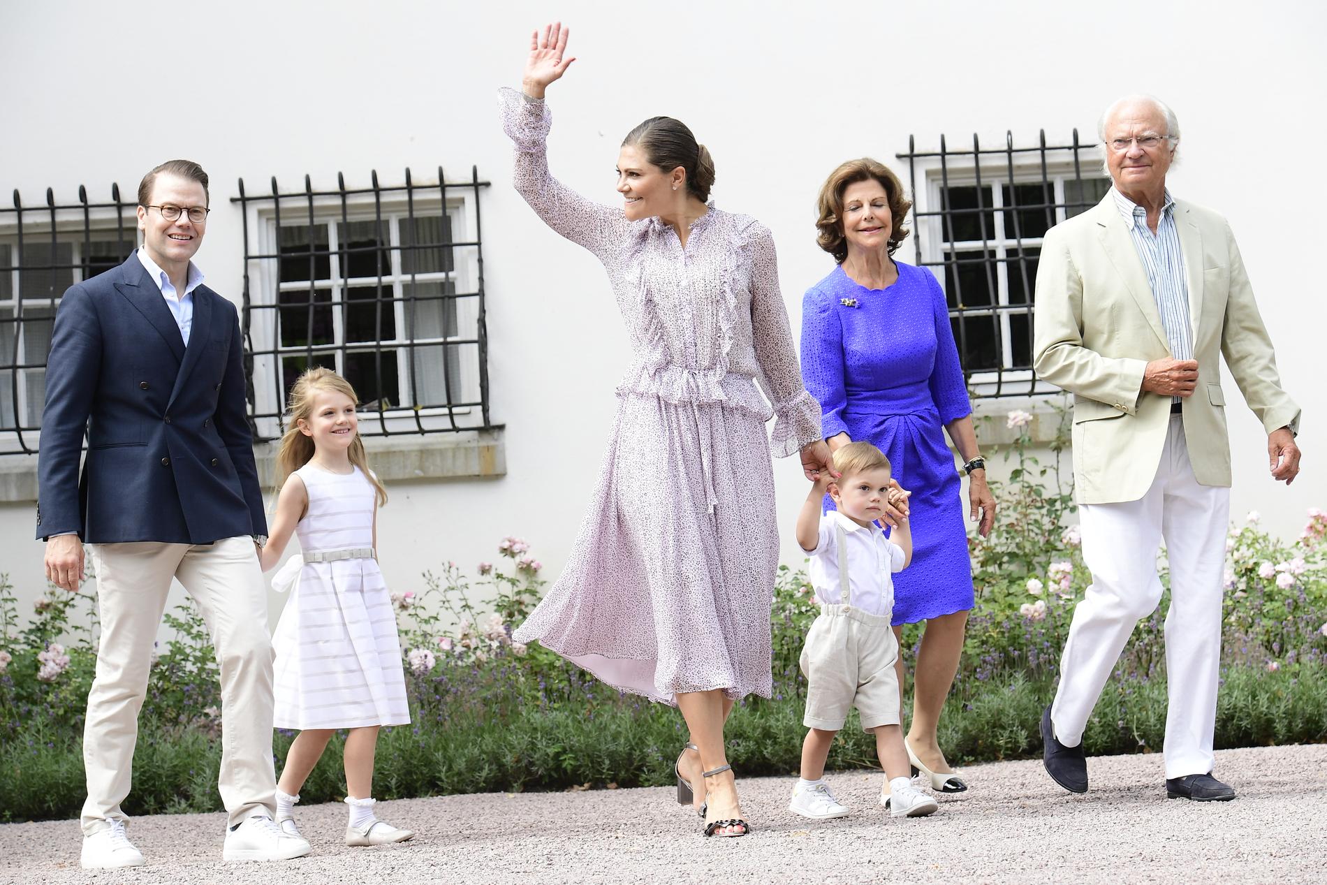 Delar av kungafamiljen under firandet av kronprinsessan Victorias födelsedag i Sollidens slottspark på Öland.