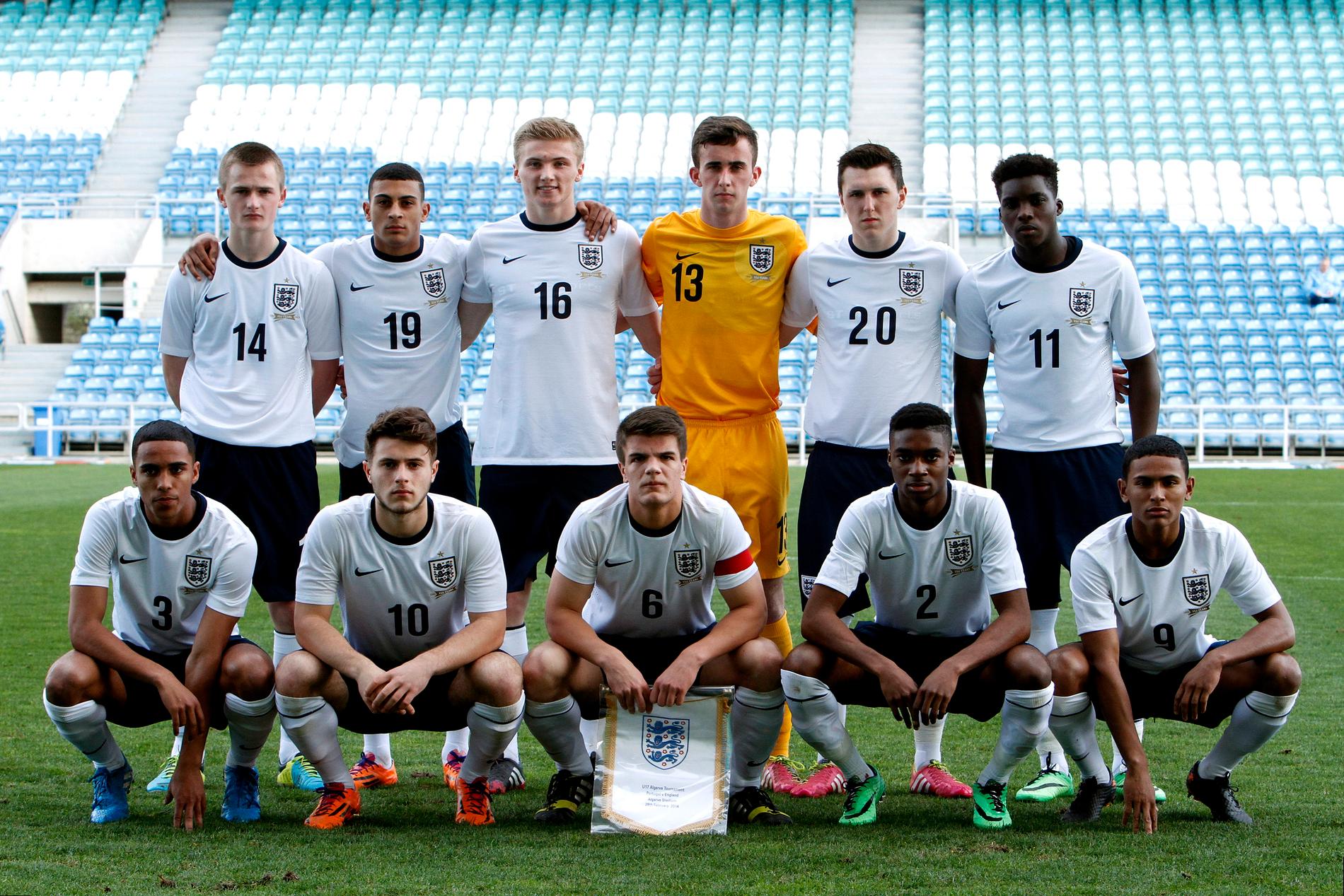 Tom Brewitt (i mitten längst ner) som lagkapten för Englands U17-lag 2014. 