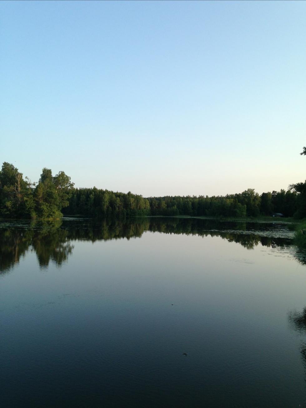 Spegelblank yta på Kvarnsjön utanför Arboga.