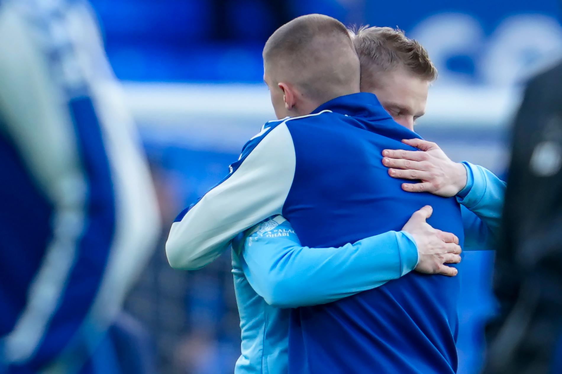 Oleksandr Zintjenko och Vitalij Mykolenko omfamnar varandra inför matchen mellan Everton och Manchester City.