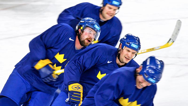 Tre av svensk hockeys absolut största tränar inför OS 2006 – Peter Forsberg, Nicklas Lidström och Mats Sundin. I bakgrunden försöker Fredrik Modin hänga med.
