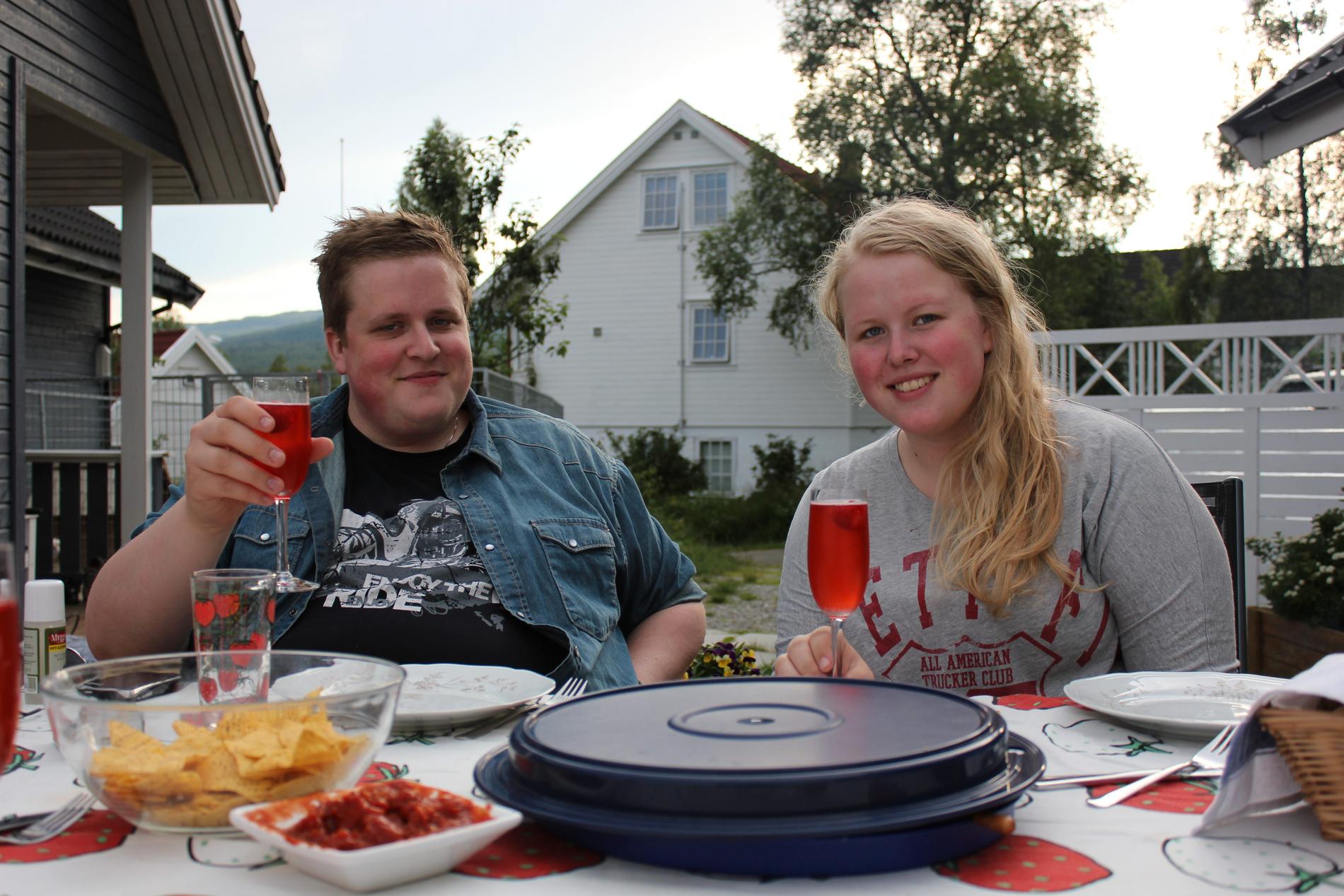 De två syskonen tillsammans. Sju ungdomar åkte till Utøya 2011 från Bardu kommun. Två kom aldrig tillbaka. Gunnar Linaker var en av dem.