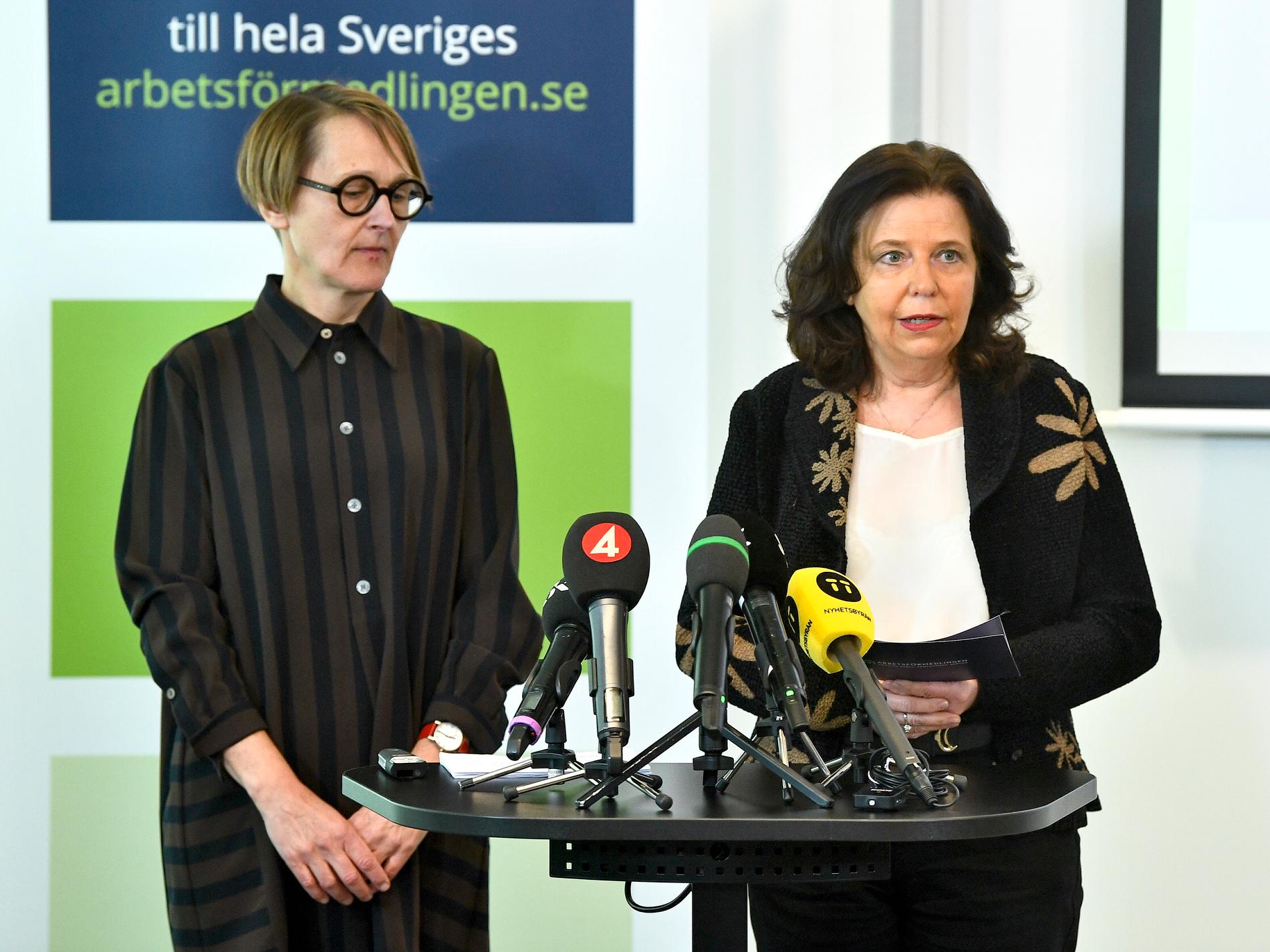 Arbetsförmedlingens analyschef Annika Sundén och generaldirektör Maria Mindhammar under dagens pressträff.