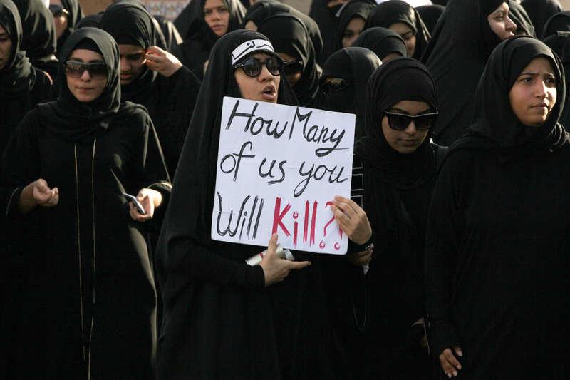 Sörjande kvinnor protesterar mot regimens våld i samband med begravningen av en ung demonstrant som sköts ihjäl av polis i Bahrains huvudstad Manama i juli.