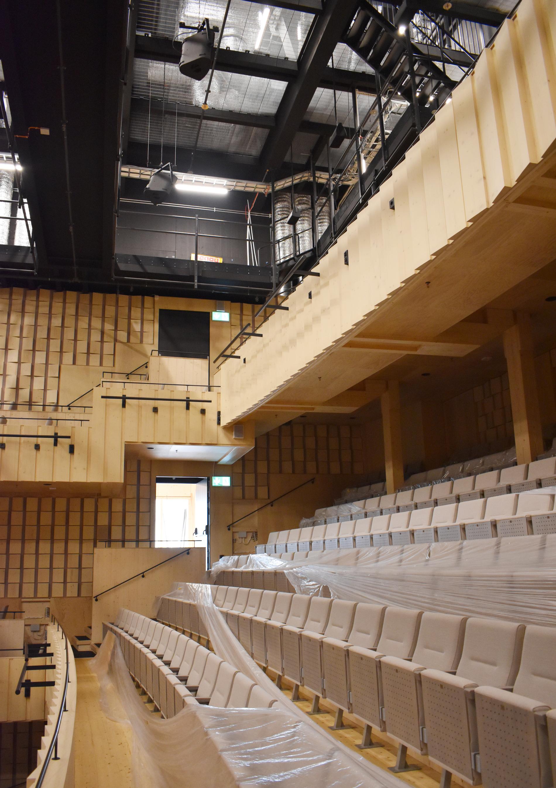Stora konsertsalen har nästan overkligt högt i tak. De små, vinklade plattorna på väggarna sitter där för att förbättra akustiken.