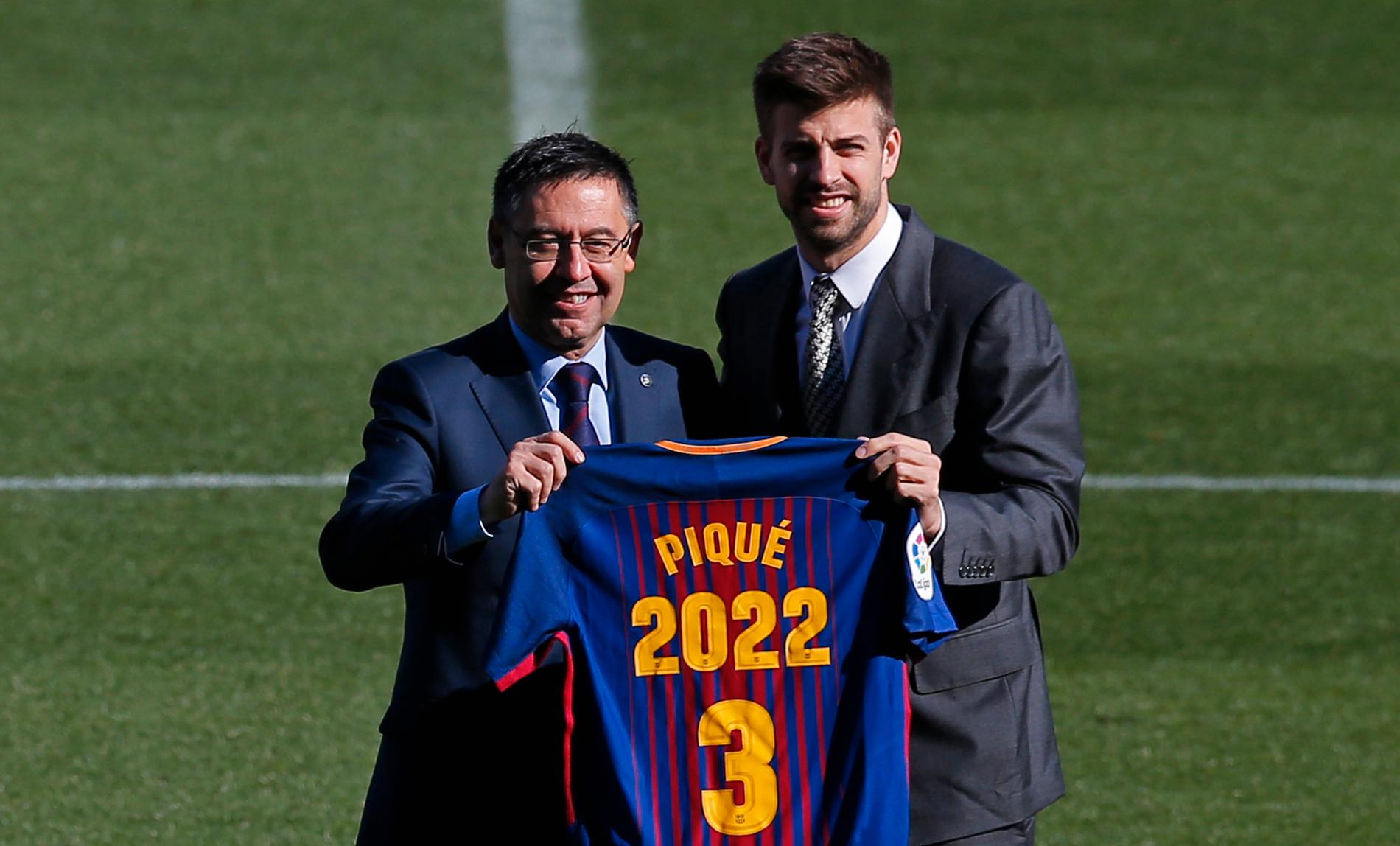 FC Barcelonas president Josep Maria Bartomeu tillsammans med Gerard Pique