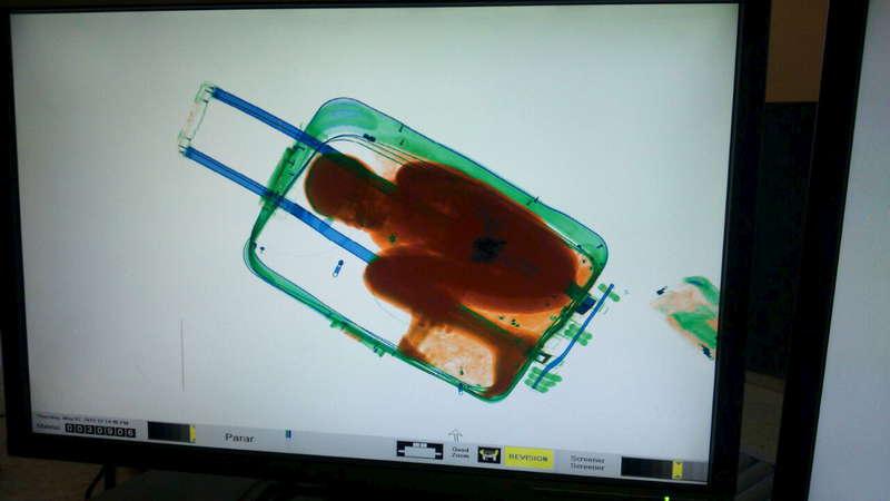 Tidigare i år upptäckte tulltjänstemännen i Ceuta en 8-årig pojke från Elfenbenskusten som gömde sig i en resväska, utan lufthål.