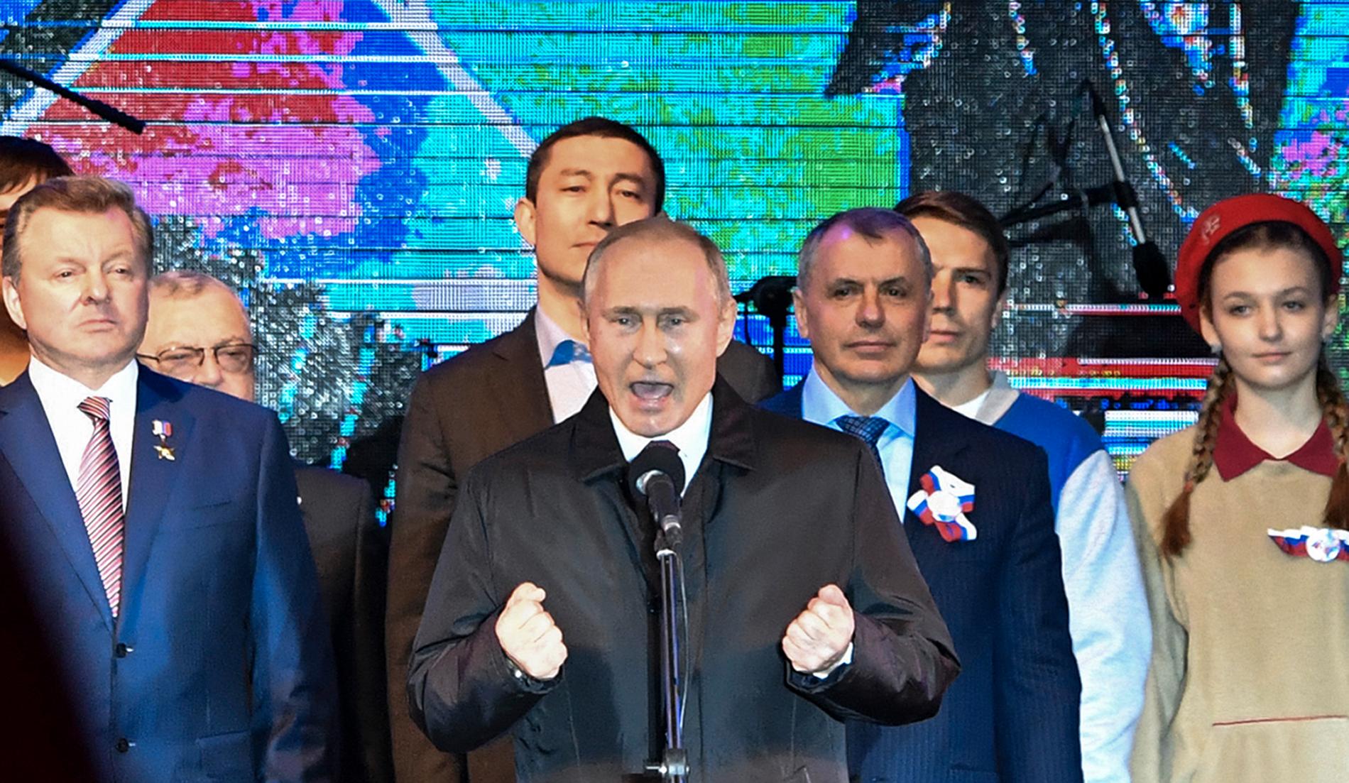 Rysslands president Vladimir Putin i ett tal i Simferopol på Krim i mars. Nu förlänger EU återigen sina sanktioner mot halvön, på grund av den ryska ockupationen. Arkivbild.