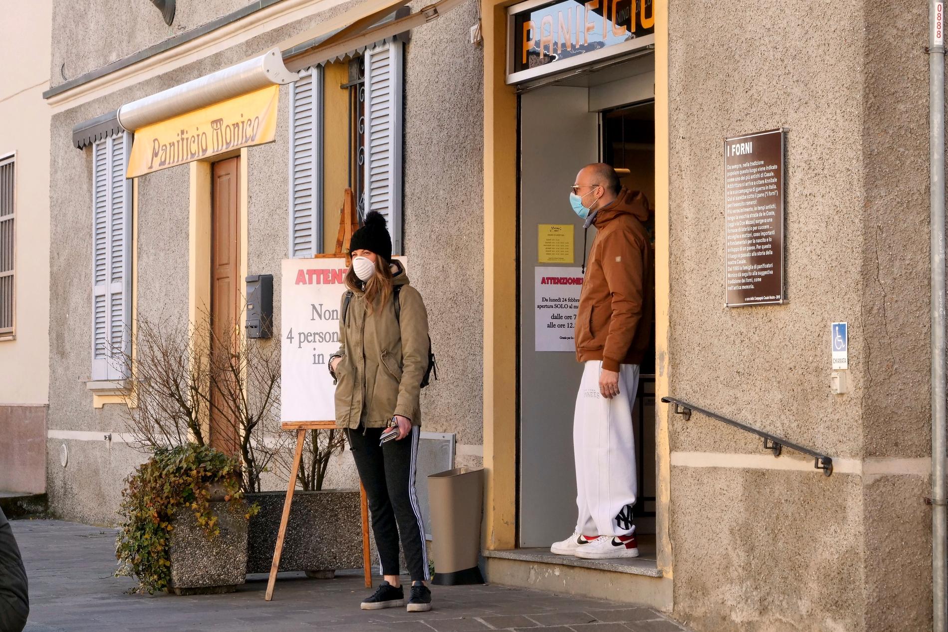 "Endast fyra personer samtidigt i affären", manas på en skylt utanför ett bageri i Casalpusterlengo i norra Italien. Staden är en av dem som stängts av för att förhindra ytterligare spridning av coronaviruset.