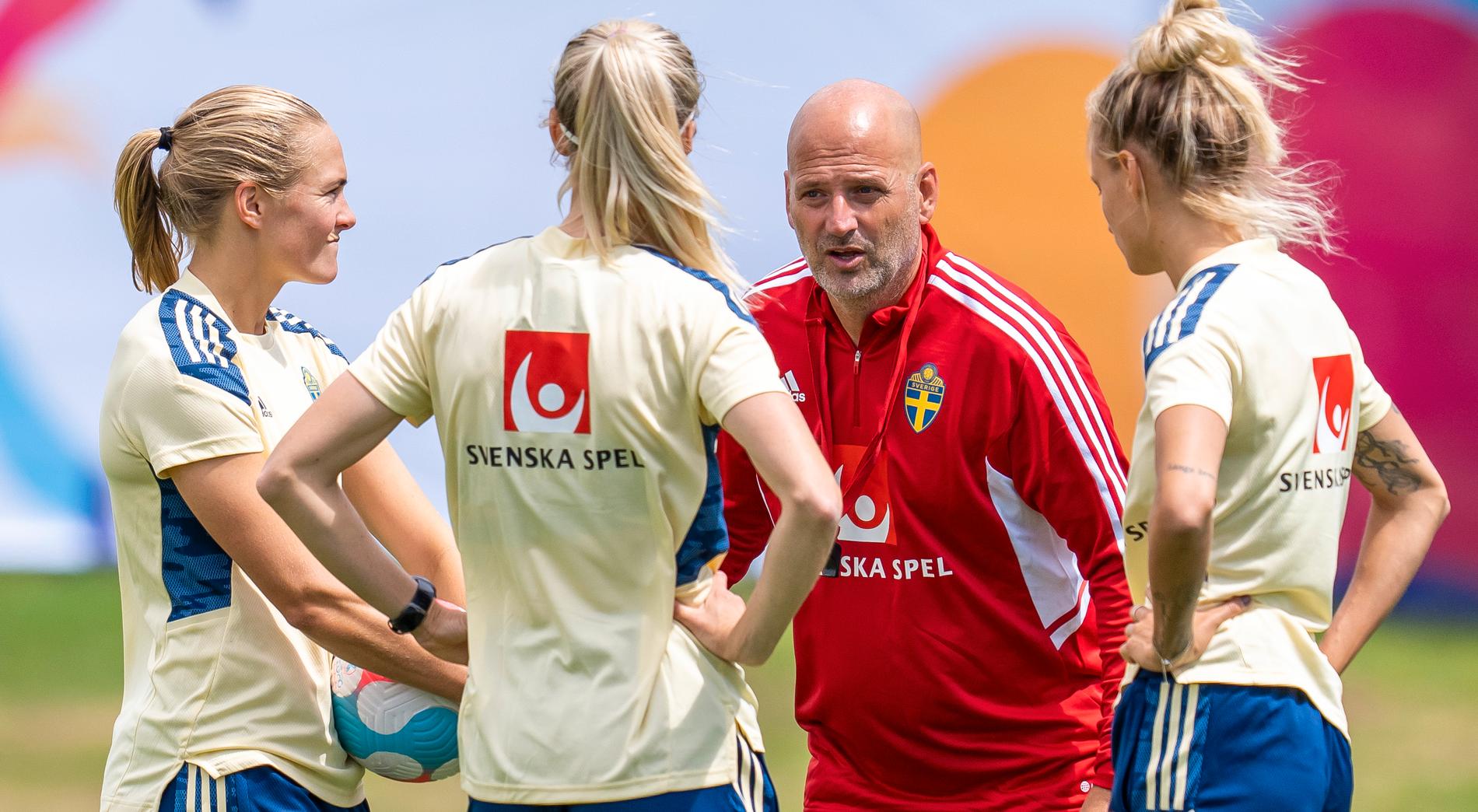 Magnus Wikman, assisterande förbundskapten, ger instruktioner till bland andra Magdalena Eriksson.