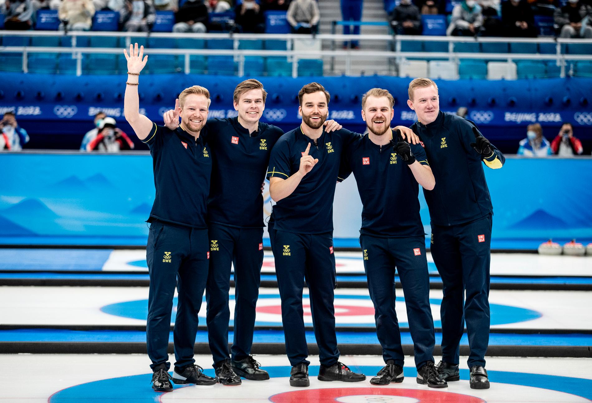 Sveriges lag Edin med Niklas Edin, Christoffer Sundgren, Oskar Eriksson, Rasmus Wranå och Daniel Magnusson efter OS-guldet.