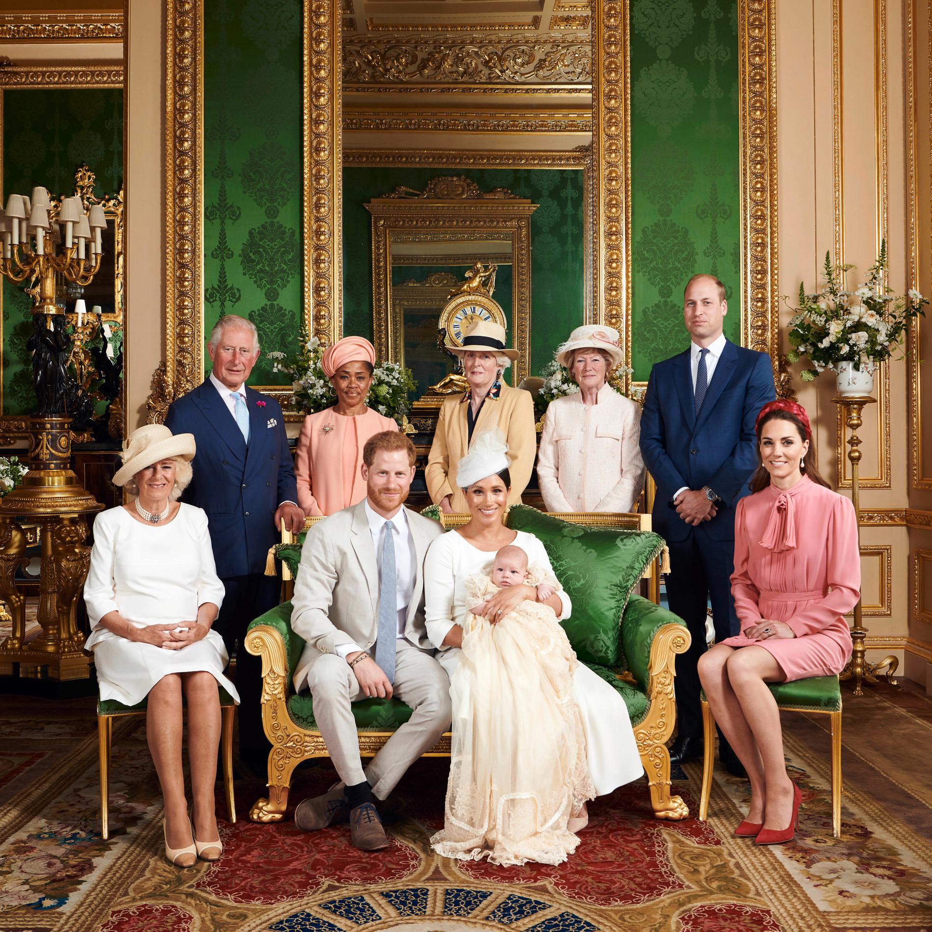 Det officiella dopfotot som hertigen och hertiginnan av Sussex – Archie Harrison Mountbatten-Windsor föräldrar. Från vänster i bakre raden Camilla hertiginnan av Cornwall, prins Charles, Doria Ragland (Meghans mor) Jane Fellows, Sara McCorquodale (systrar till prins Harrys framlidna mor prinsessan Diana) prins William och hans hustru Kate.