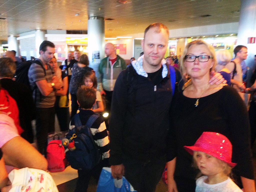 Familjen Hagen med Anders, Jeanette och dottern Amanda, väntar på flygplatsen i Las Palmas på att få flyga till Lanzarote.