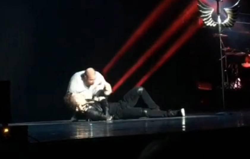 Svimmade på scen.Ryske Sergej Lazarev fick bäras av scen sedan han fallit ihop under en konsert i St Petersburg.