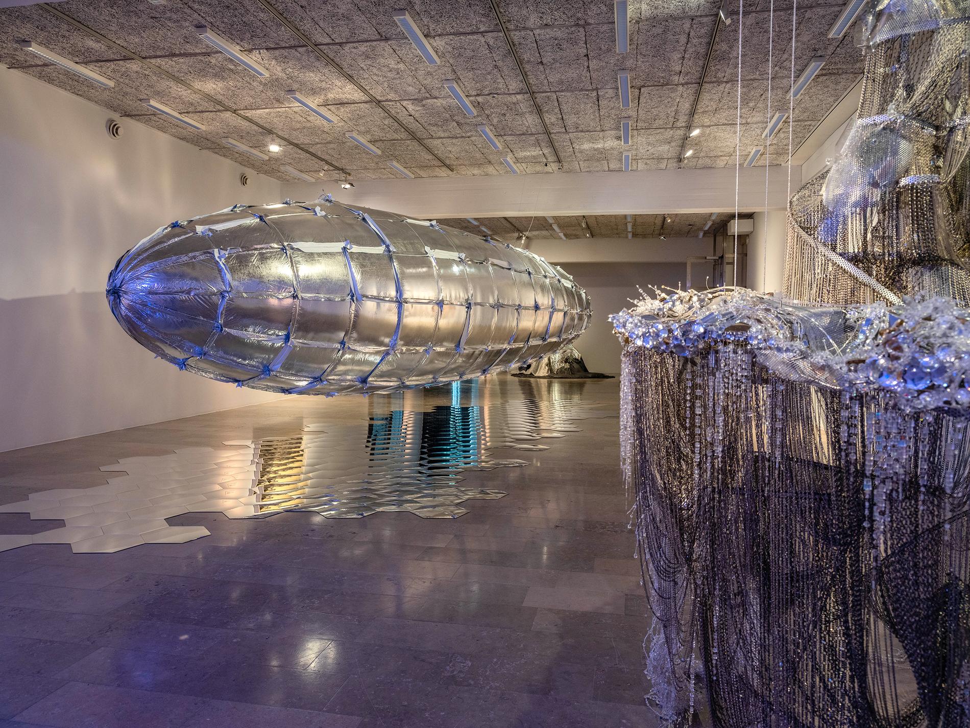 Lee Bul, installationsvy: ”Willing to be Vulnerable” (2015–2019), samt till höger ”After Bruno Taut (Beware the sweetness of things)” (2007).