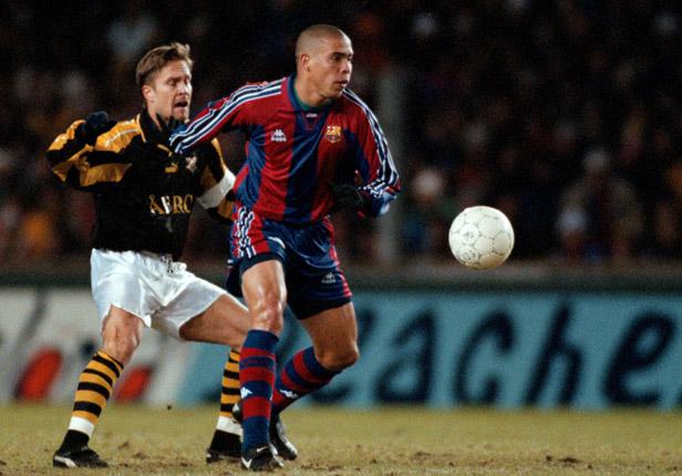 1997 fick AIK möta Barcelona och Ronaldo i Uefacupen. På bilden har Ola Andersson hamnat på efterkälken.