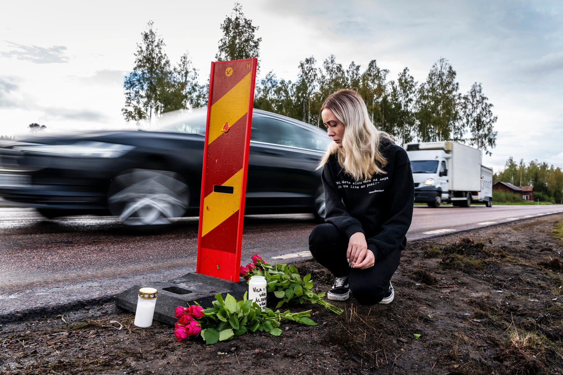 Emelia Karlsson Zetterlund, 17 år, var kompis med en av de omkomna tjejerna. När Aftonbladet är på plats gör en bil en vårdslös omkörning med en mötande bil som närmar sig och hinner med liten marginal klämma in sig mellan två bilar. 