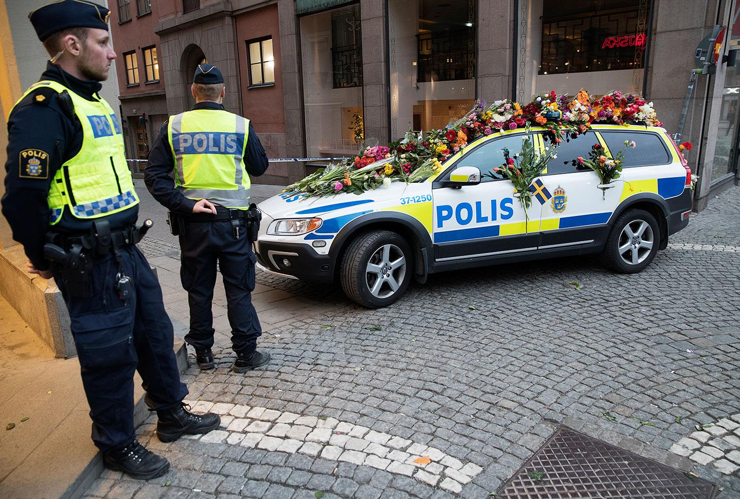 En av många polisbilar som täckts av blommor efter lastbilsattacken 7 april.