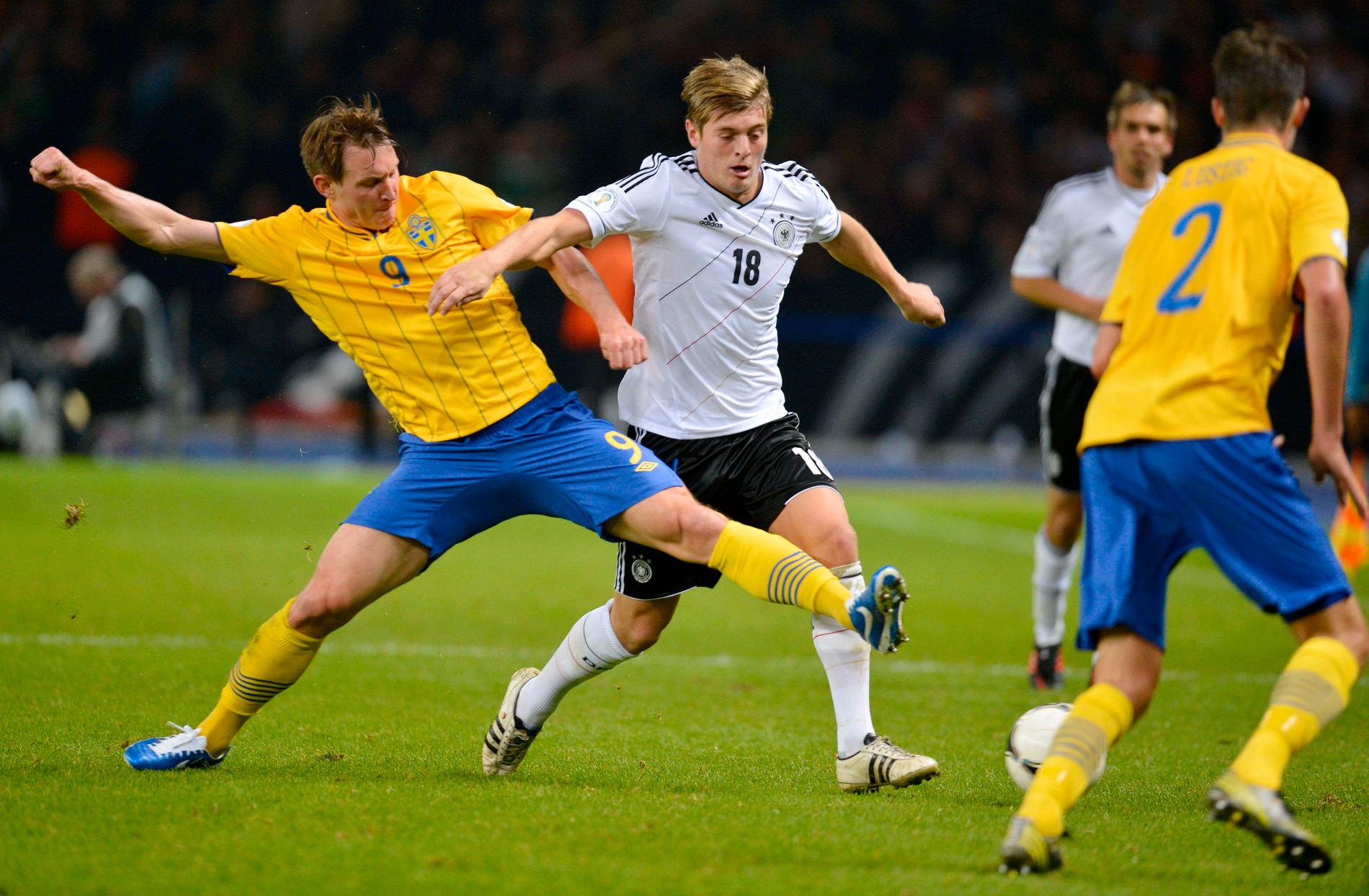 Kim Källström och Tysklands Toni Kroos under VM-kvalmatchen mellan Tyskland och Sverige 2012.