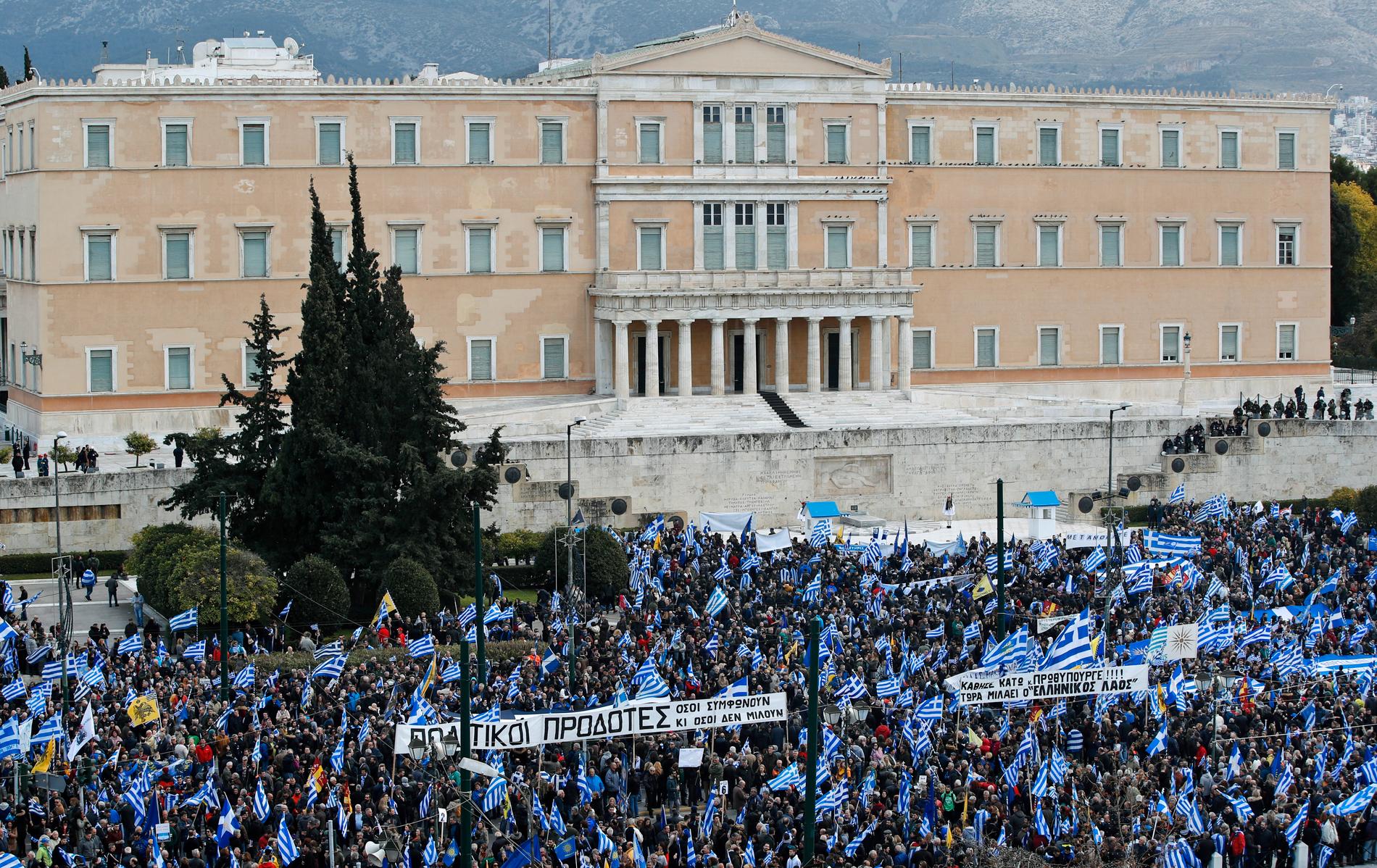 Stor demonstration utanför parlamentet i Aten i söndags. Många greker motsätter sig att grannlandet kallar sig något som överhuvudtaget innehåller namnet Makedonien, eftersom man starkt kopplar det till den grekiska identiteten och historien.