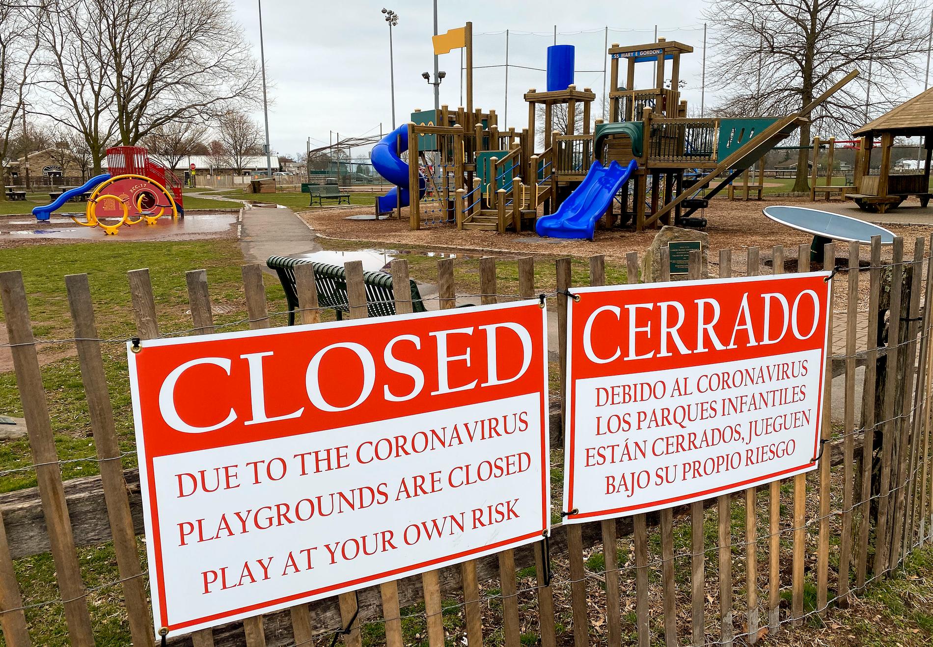 Alla lekplatser stängs i New York City. Här är en lekplats i Mamaroneck, en annan ort i delstaten, som tvingades stänga förra veckan. Arkivbild.