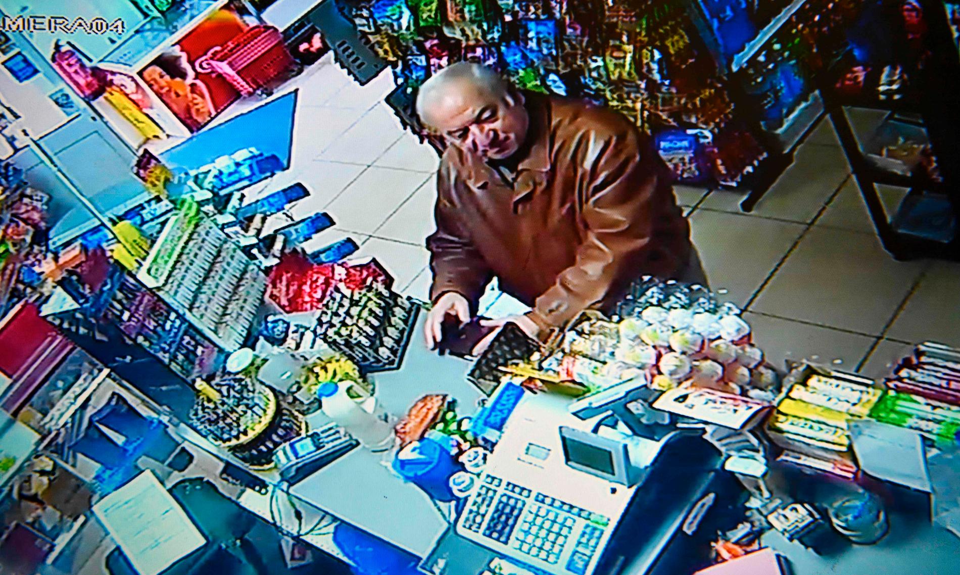 Sergei Skripal fångad på en övervakningskamera i en matbutik i Salisbury den 27 februari. 