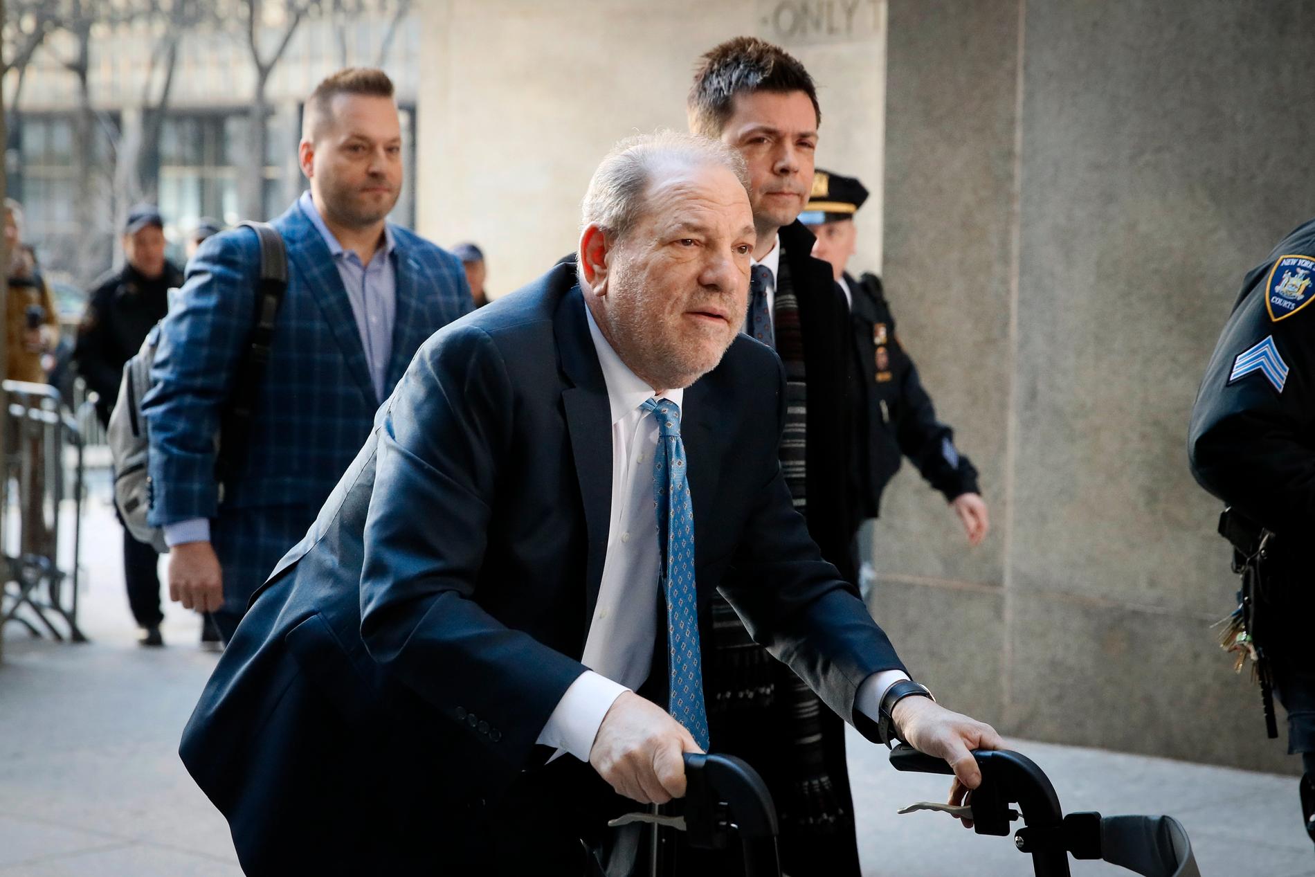 Harvey Weinstein på väg till rättegången, med rullator efter en ryggoperation. 