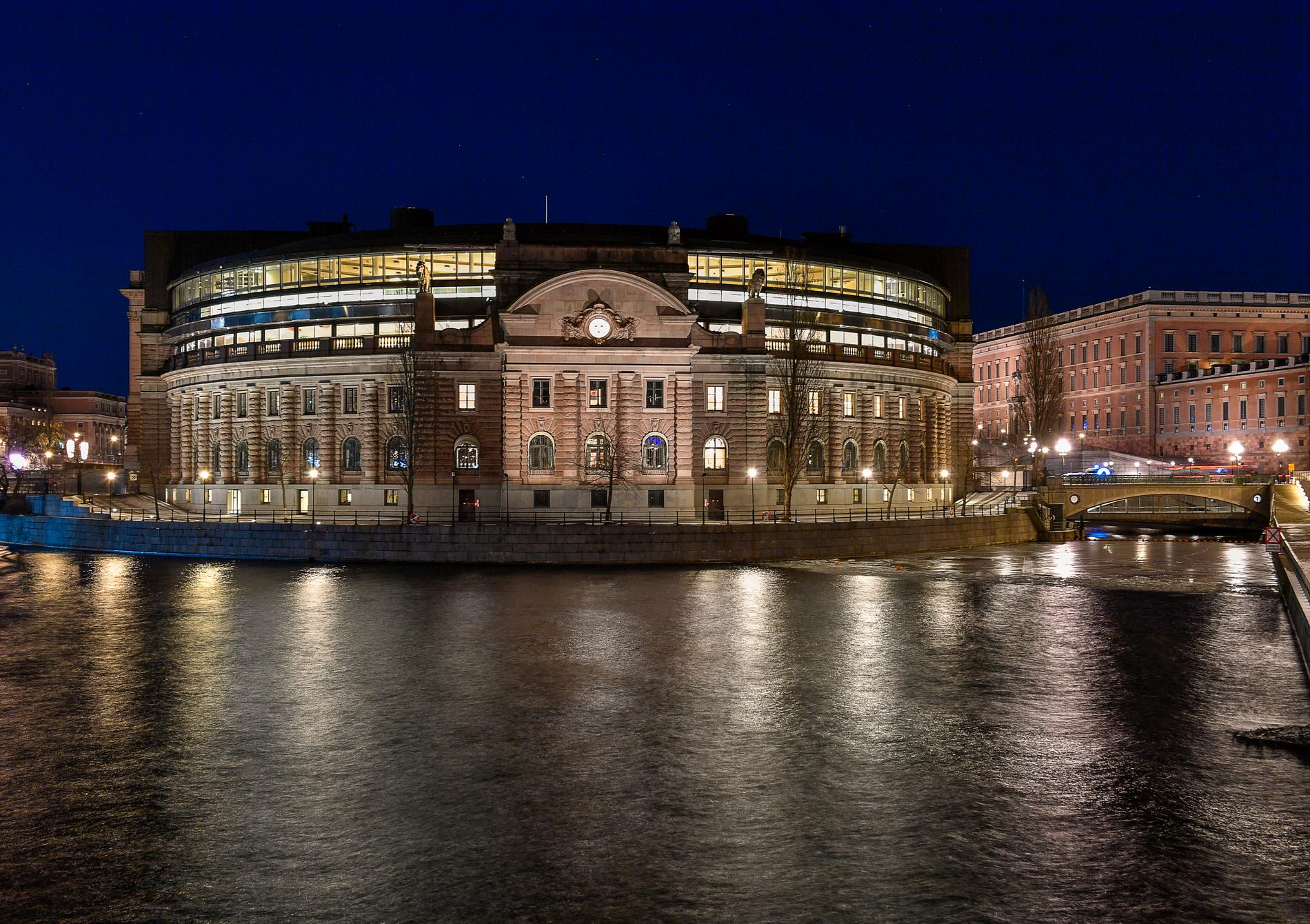 En svart militär vingdrönare ska ha cirkulerat över bland annat riksdagen i Stockholm. 