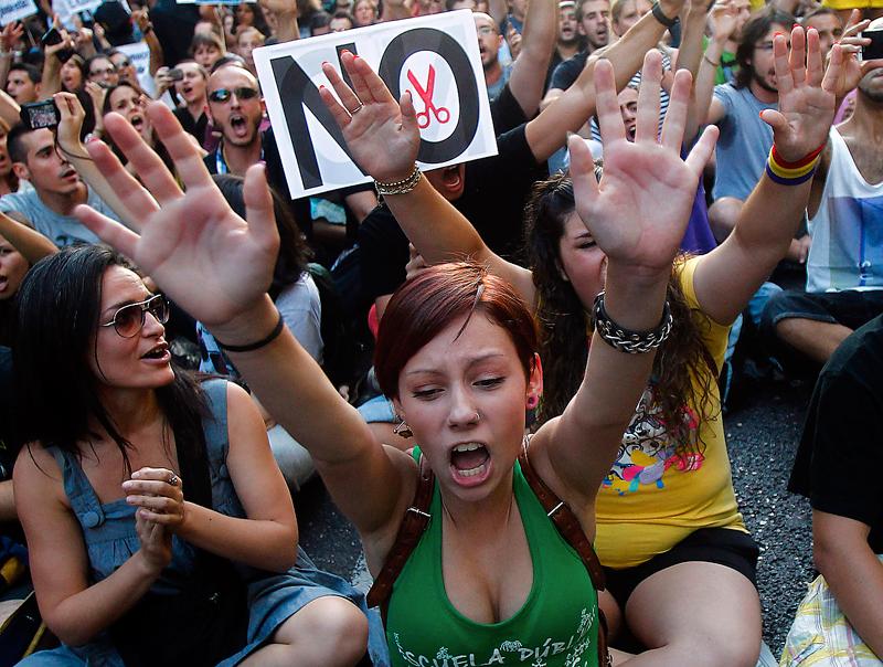 spanska protester  Tusentals offentliganställda i Madrid protesterade i somras mot nya nedskärningar. Foto: AP