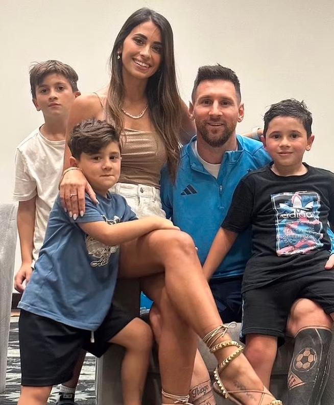 Messi med frun Antonella Roccuzzo och barnen Thiago, 10, Mateo, 7, och Ciro, 5