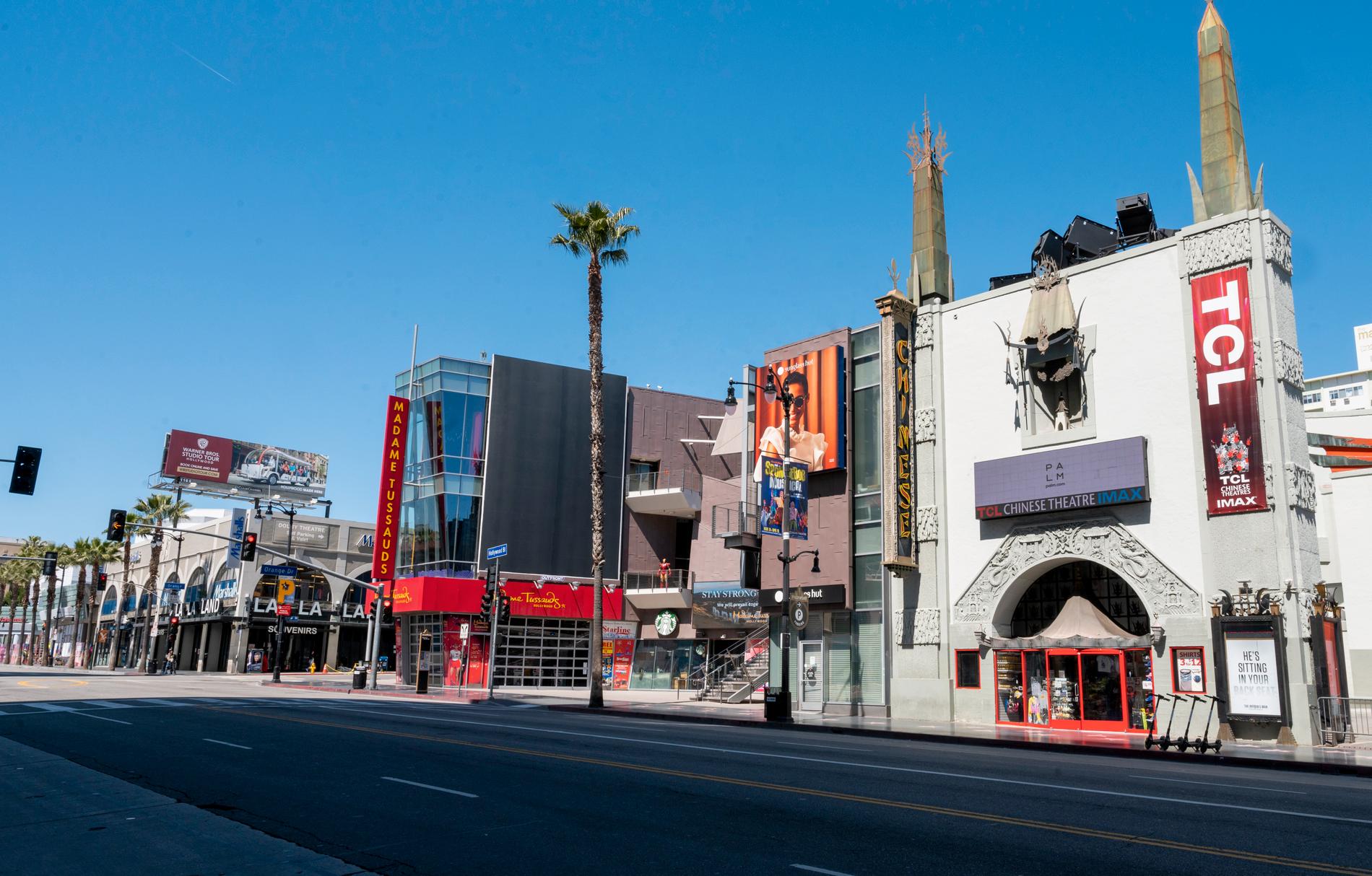 Ett öde Hollywood Boulevard i mars 2020. Inga turister så långt ögat kan nå.