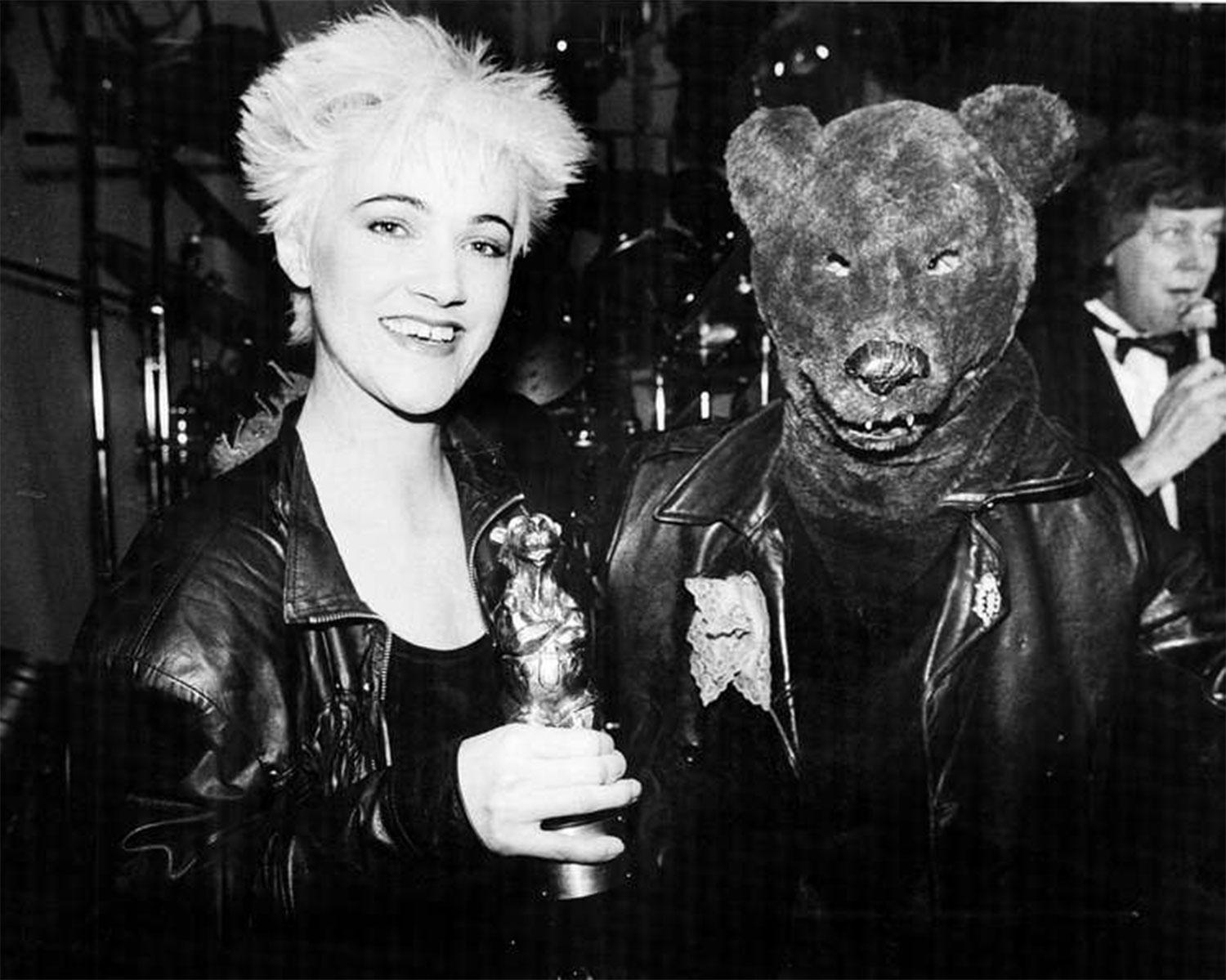 Marie Fredriksson med Roxettes rockbjörn 1989.