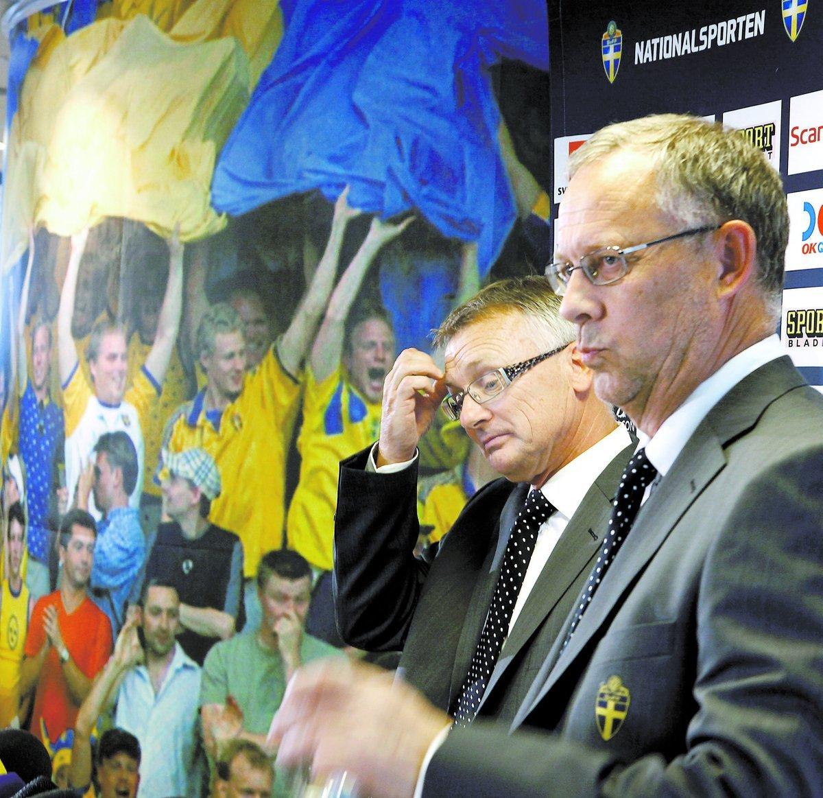 segervissa Roland Andersson och Lasse Lagerbäck tror på seger mot Danmark den 6 juni. I går presenterades truppen till EM-kvalet.