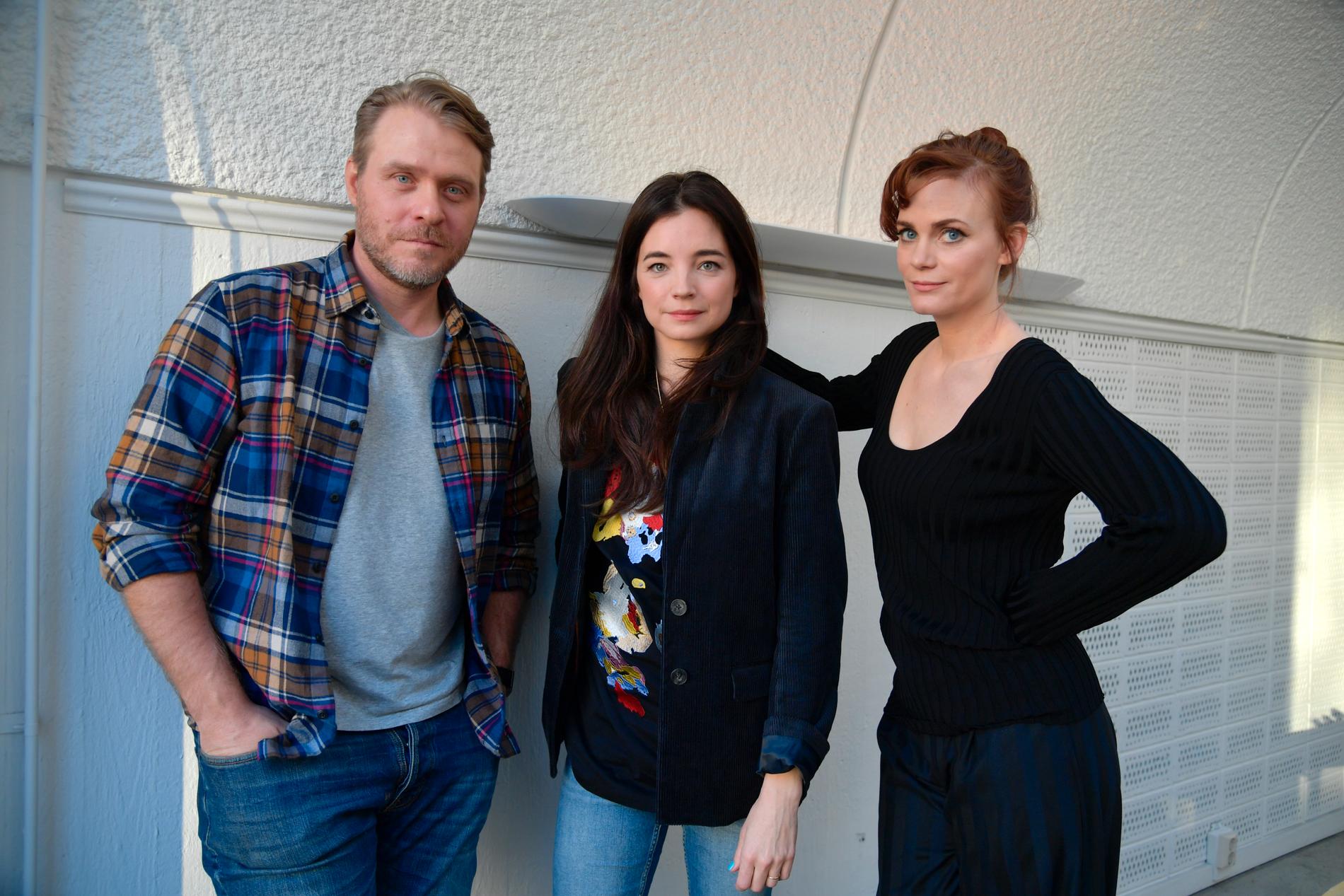 Henrik Norlén, Louise Peterhoff och Liv Mjönes medverkar i tv-serien "Tsunami" som börjar sändas i SVT den 3 februari.