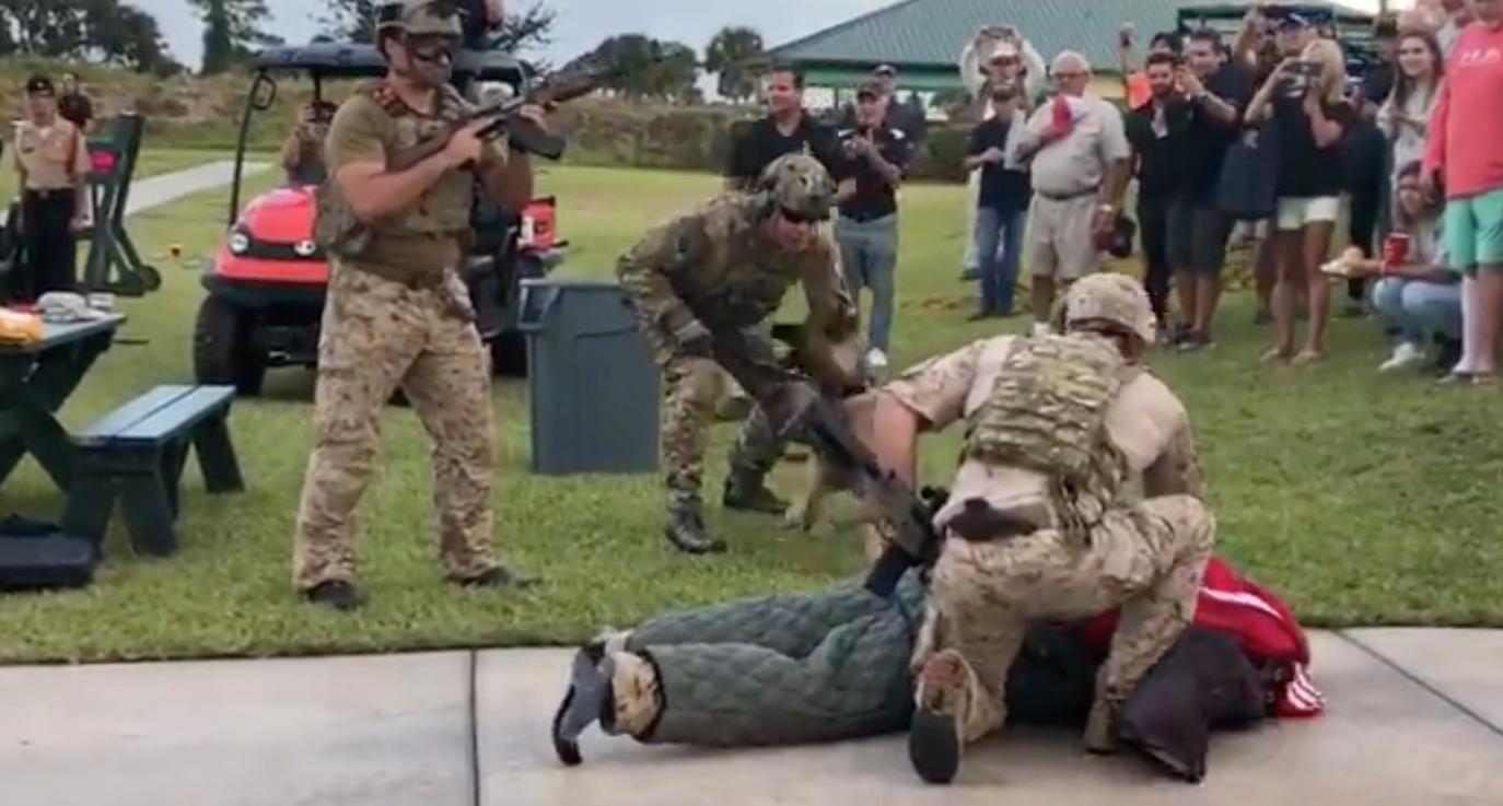 I ett annat klipp trycker soldater med dragna vapen ner mannen på marken. 