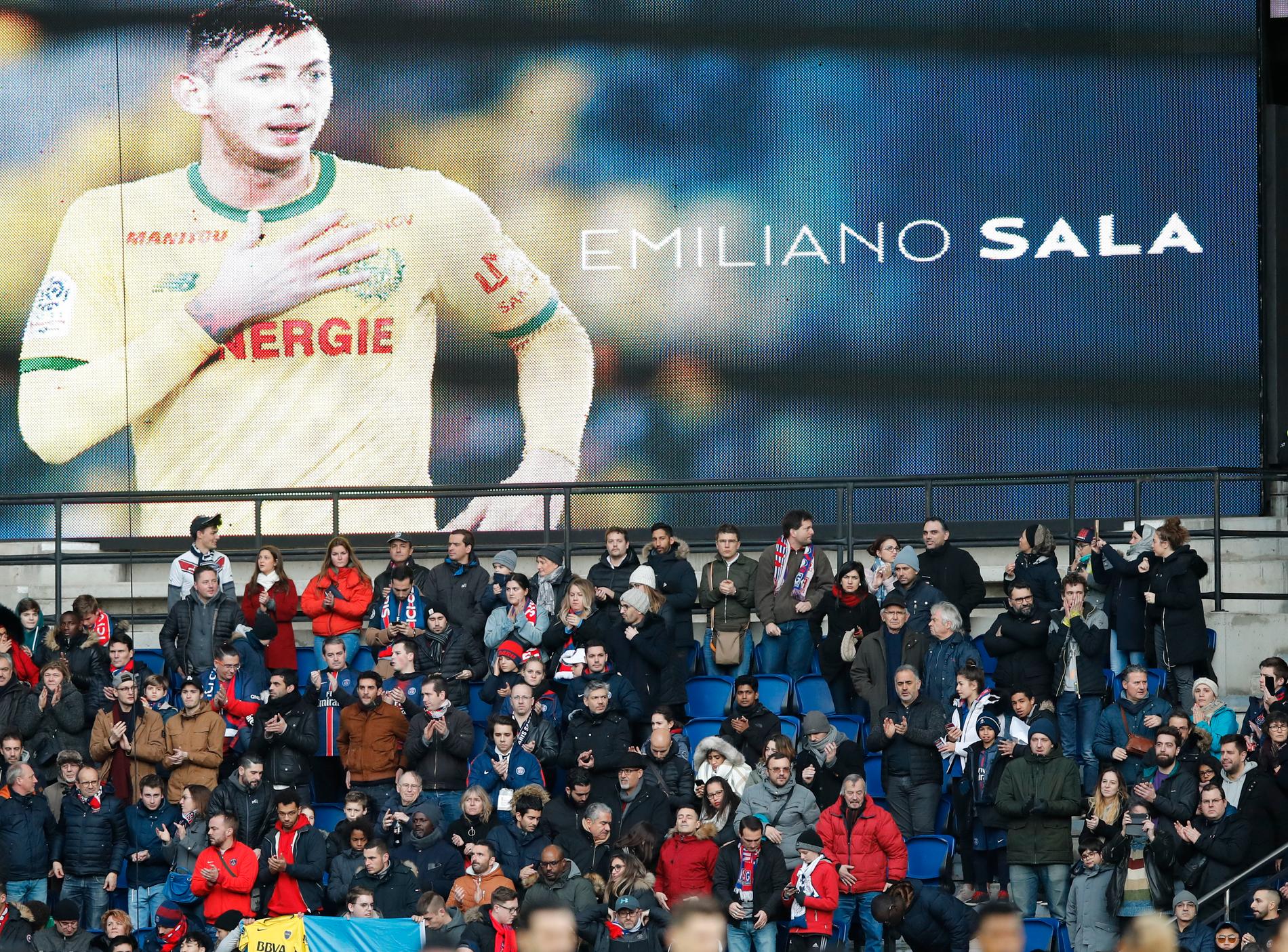 Emiliano Sala har hedrats under Ligue 1-matcher i Frankrike. Nu ska det även hålla tyst minut i veckans Champions League- och Europa League-matcher.