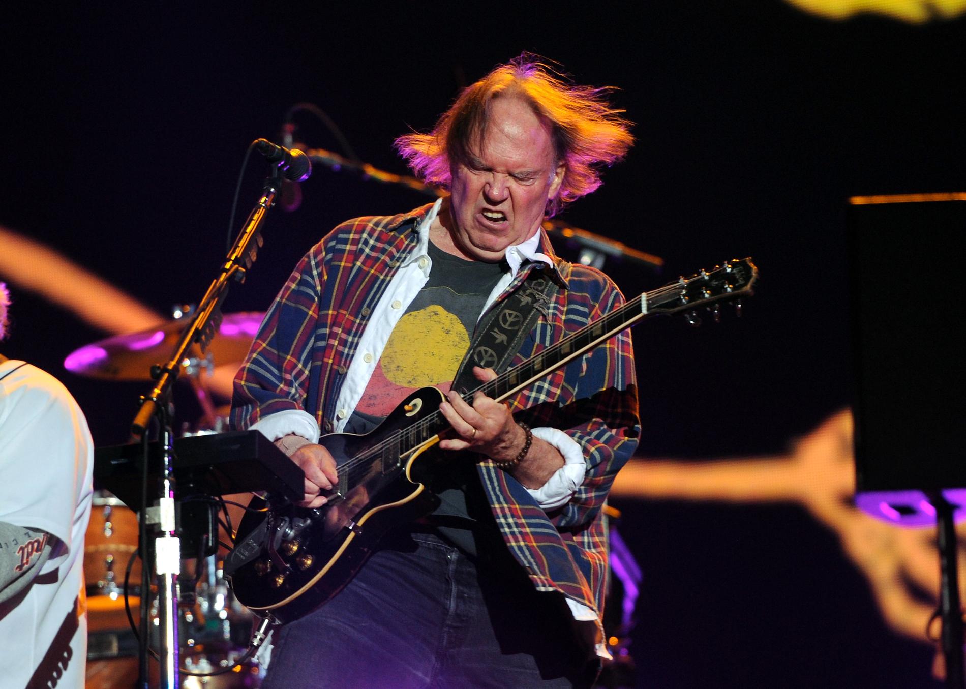 Neil Young som vi är vana att se honom, manglandes på sin gitarr.