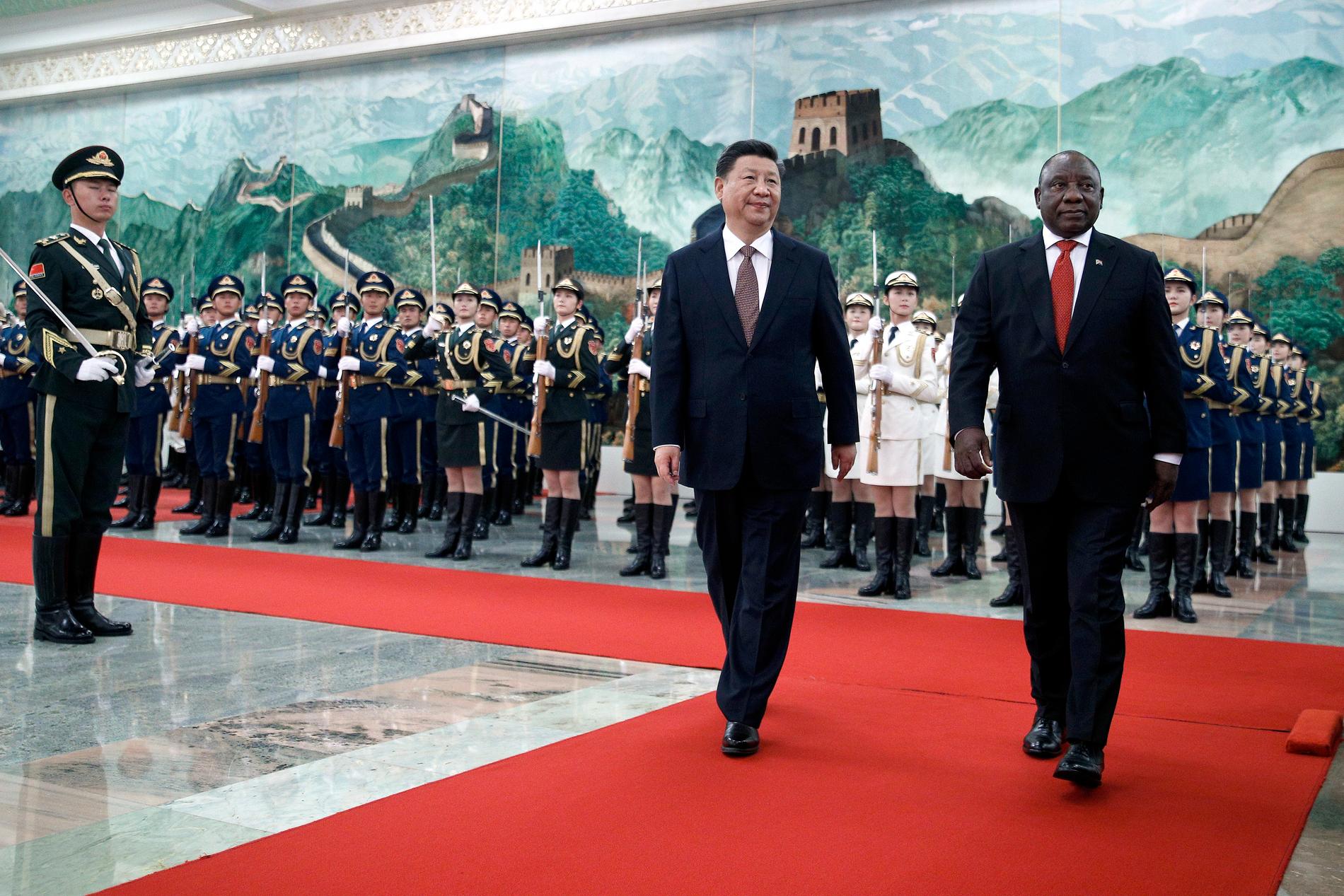 Sydafrikas president Cyril Ramaphosa, till höger, och Kinas ledare Xi Jinping under en välkomstceremoni i Folkets stora sal i Peking på söndagen.