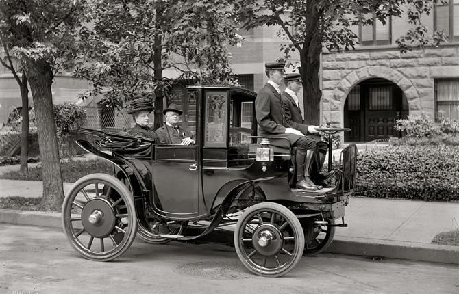 Elbilarna sålde bra i USA:s storstäder. Senator George Wetmore med fru i en chaufförsstyrd Krieger Electric 1906.
