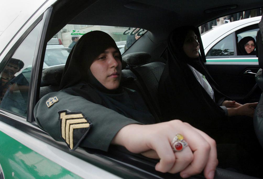 Moralpolis patrullerar gatorna i Teheran. Arkivbild.