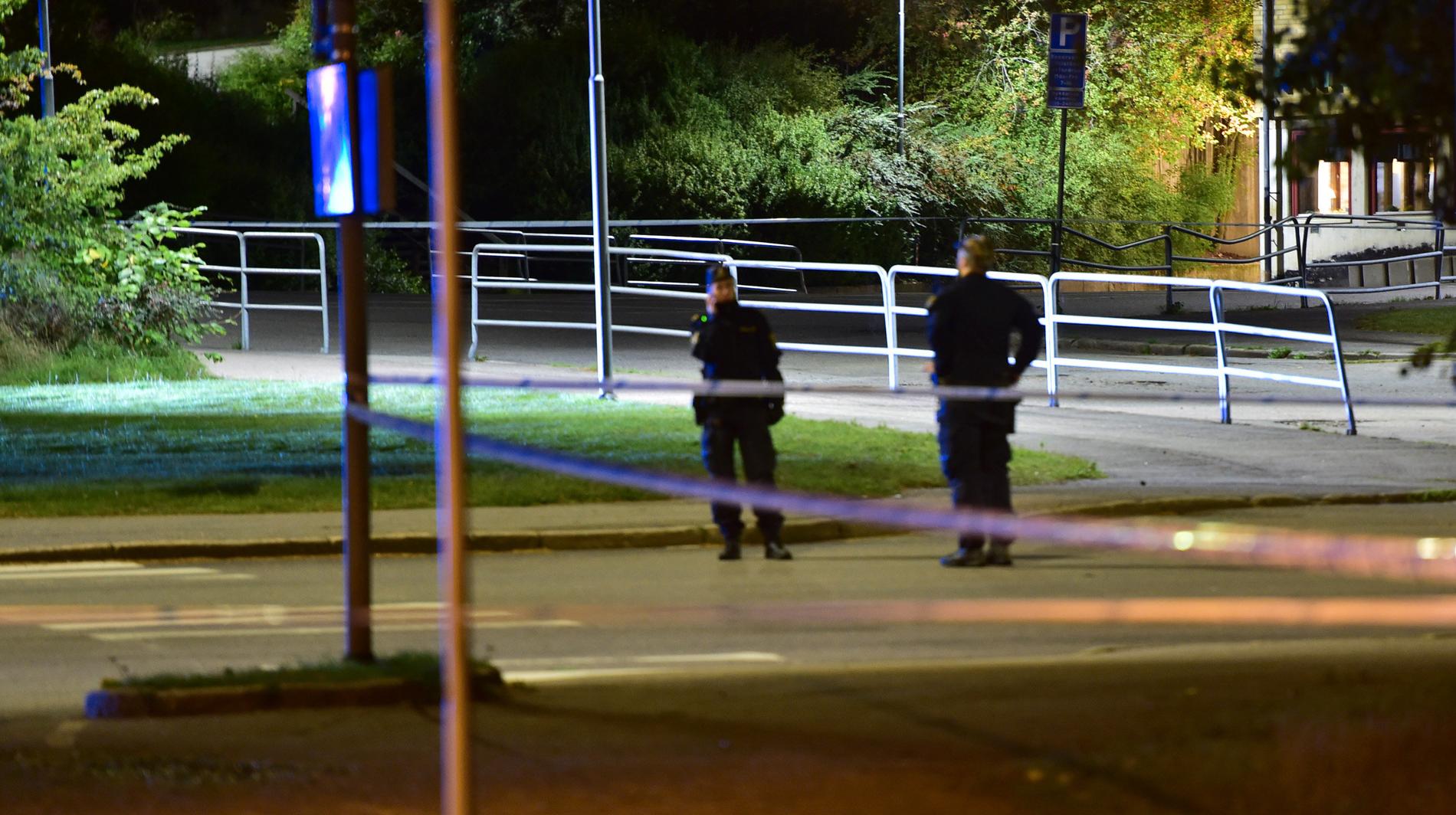 Polisavspärrningar i Nyköping, där en 21-årig man sköts ihjäl på torsdagskvällen.