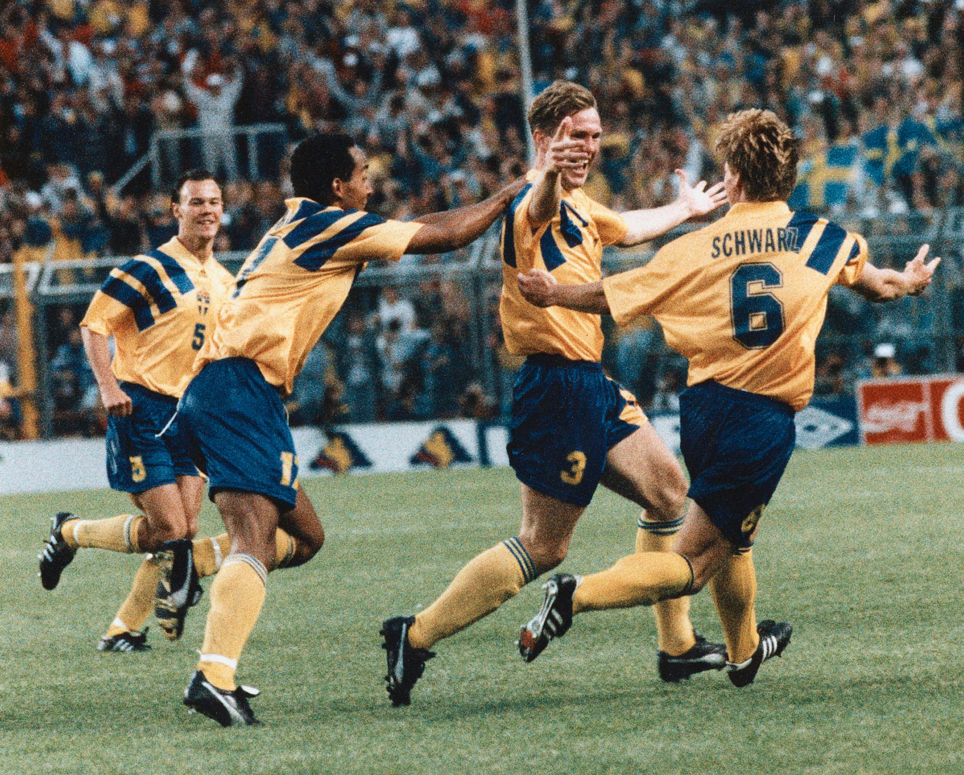 Sverige jublar efter att Janne Eriksson nickat in 1–1 mot England på Råsunda 1992.