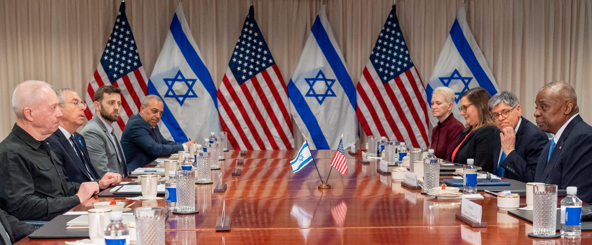  Lloyd Austin (längst till höger) och Yoav Gallant (längst till vänster) under tisdagens möte i Pentagonhögkvarteret i Washington.  