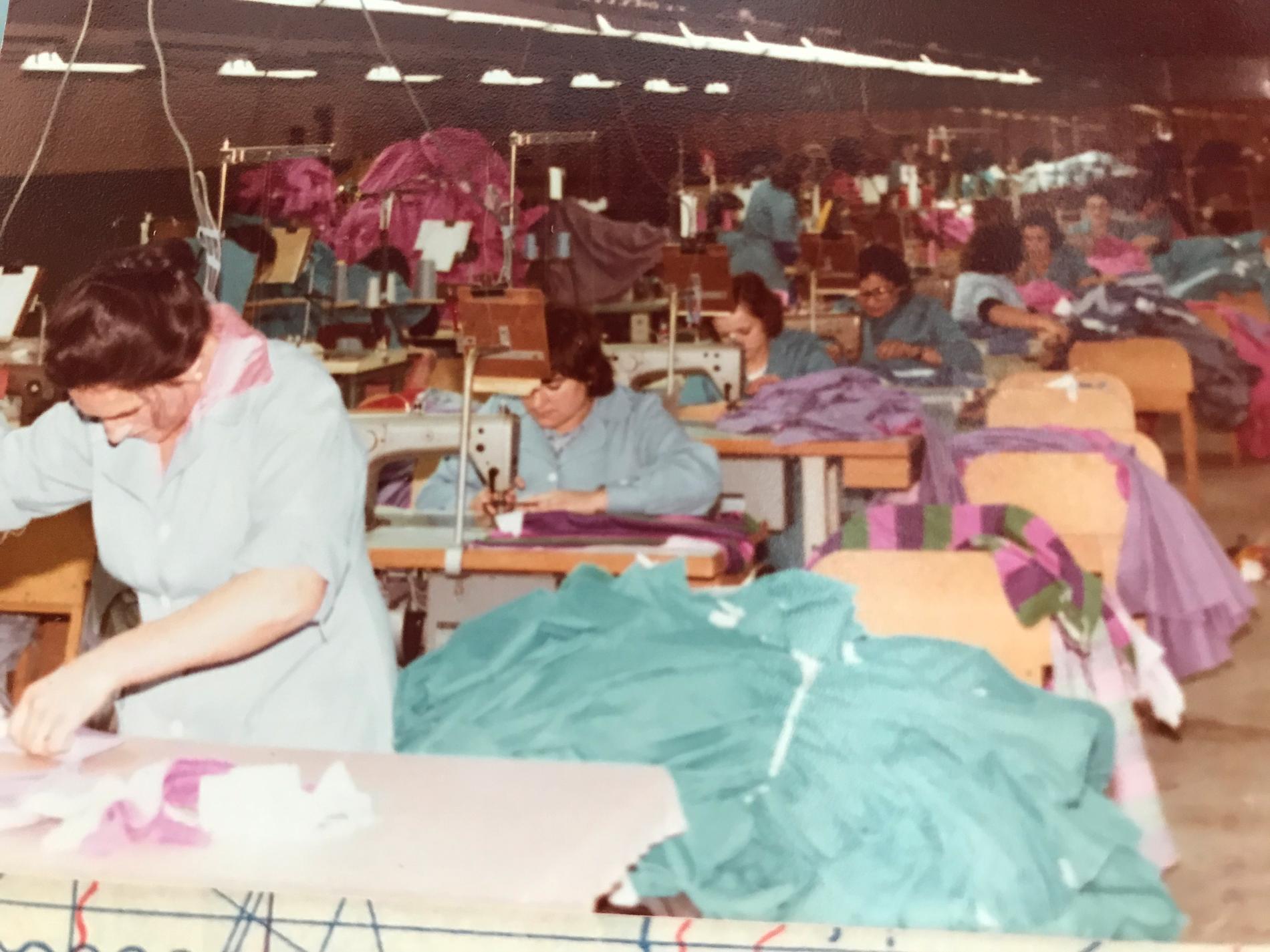 Sömmerskorna arbetar på fabriken som Ann Lagerhammars pappa driver i Portugal, 1974. 