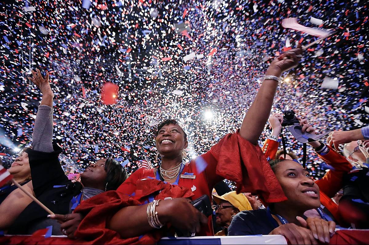 Hopp, förändring – och fest Lyckliga supportrar jublar på Obamas valfest i Chicago. ”Fyra år till”, skanderade massan i ett glittrande hav av konfetti i de amerikanska färgerna. I sitt segertal tackade presidenten både väljarna och sin familj.