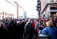 Tiotusentals människor hade samlats längs stadens gator i väntan på kortegen.