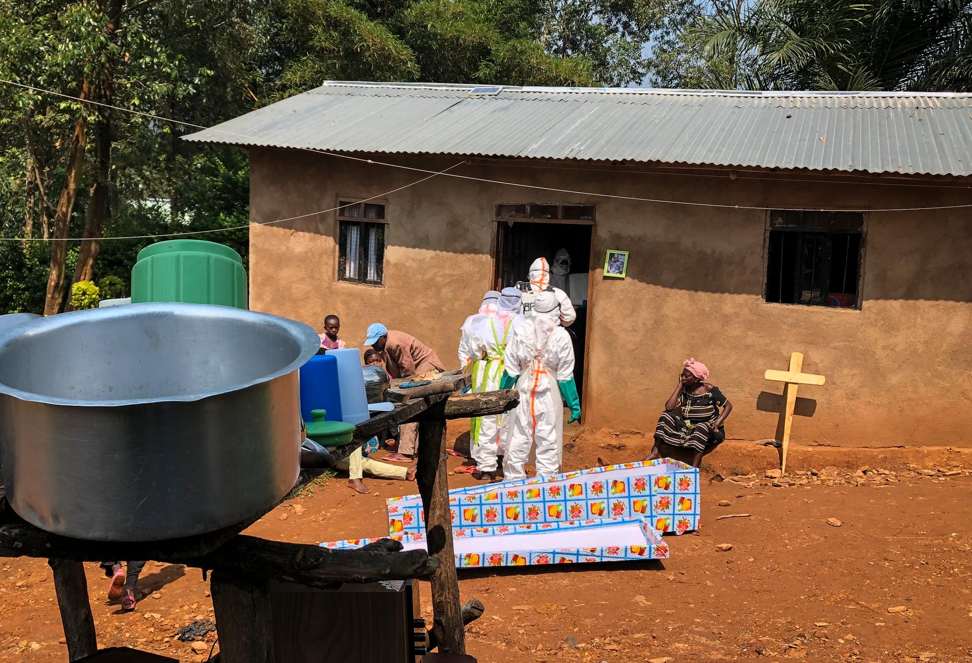 Ett hus saneras hus där en kvinna avlidit, sannolikt till följd av ebola. Bilden är från nordöstra Kongo-Kinshasa. Nu har ett fall konstaterats i miljonstaden Goma i landets östra del. Arkivbild.